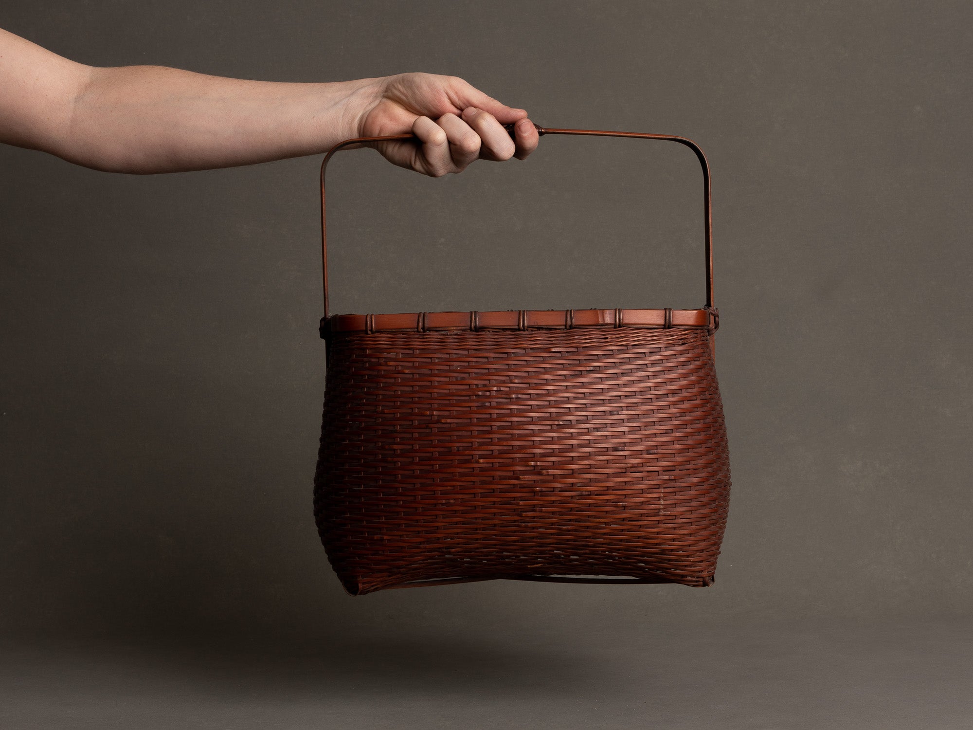 Rare Hanakago, panier rectangulaire à anse pour l'ikebana, Japon (Ère Shōwa)..Rare rectangular hanakago Ikebana bamboo basket with handle, Japan (Shōwa era)