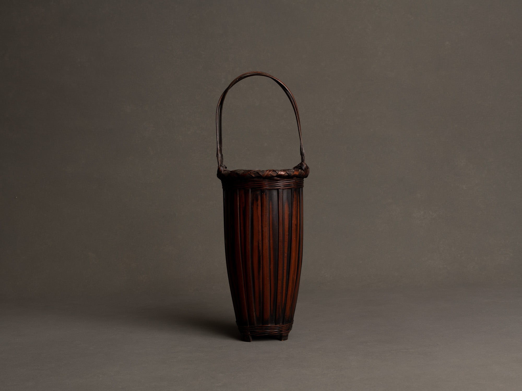 Hanakago, panier à anse en bambou carquois pour l'ikebana, Japon (début de l'ère Shōwa)..Hanakago Ikebana madake bamboo basket with handle, Japan (early Shōwa era)