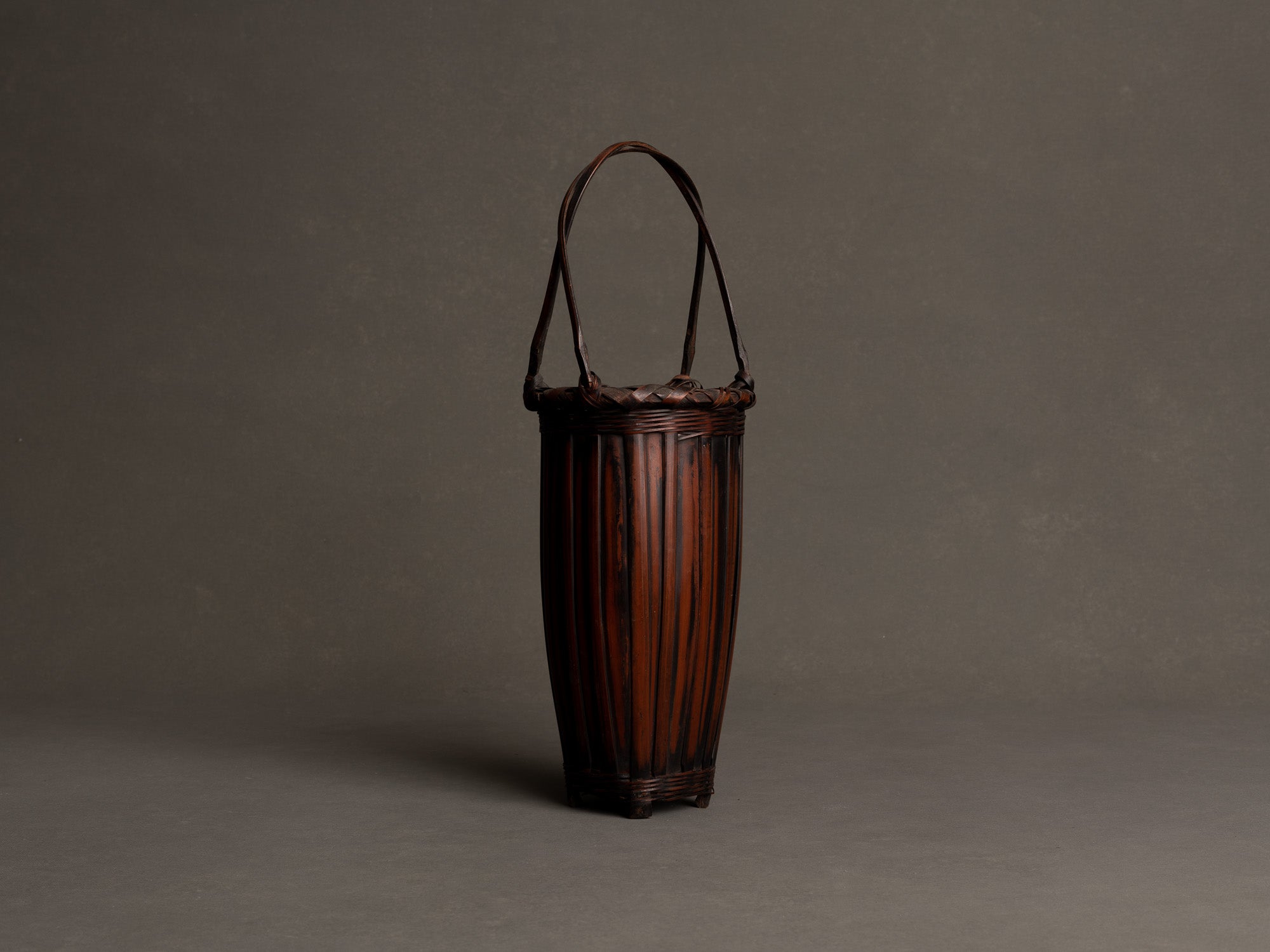 Hanakago, panier à anse en bambou carquois pour l'ikebana, Japon (début de l'ère Shōwa)..Hanakago Ikebana madake bamboo basket with handle, Japan (early Shōwa era)