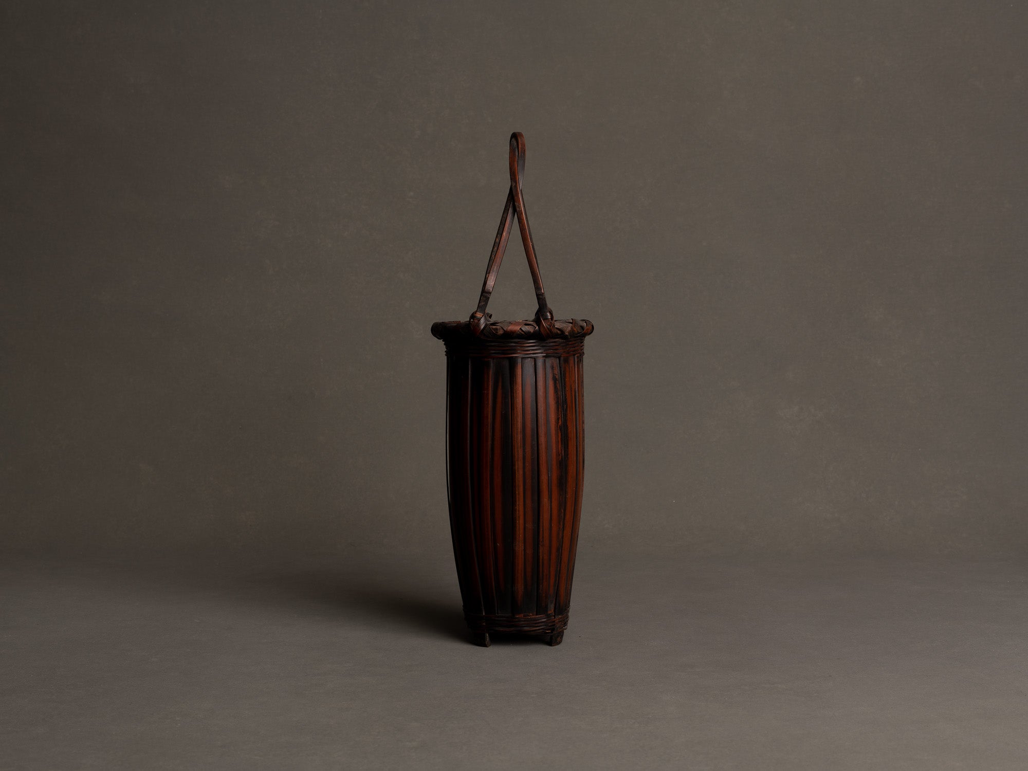 Hanakago, panier à anse en bambou carquois pour l'ikebana, Japon (début de l'ère Shōwa)..Hanakago Ikebana madake bamboo basket with handle, Japan (early Shōwa era)