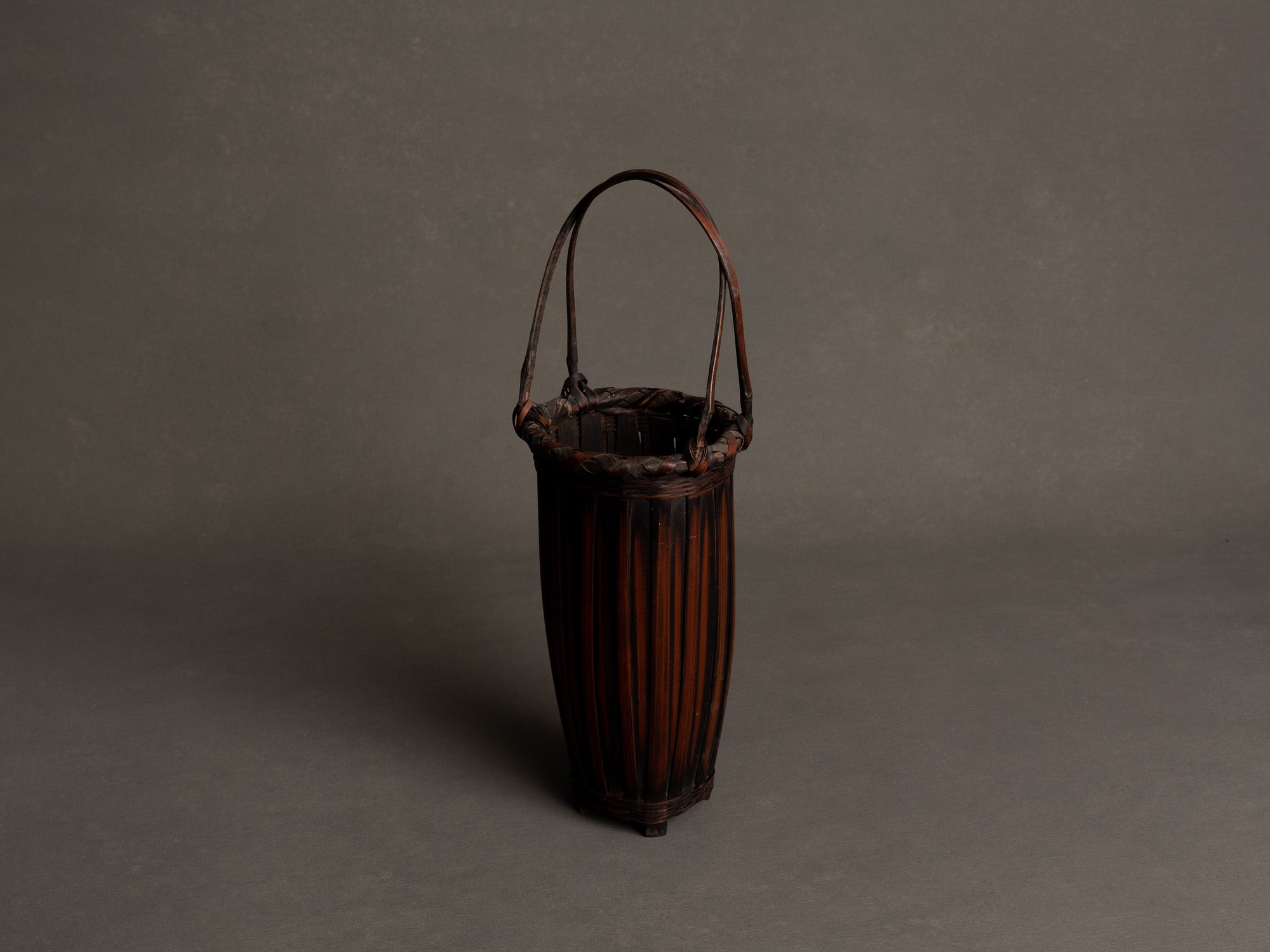 Hanakago, panier à anse en bambou carquois pour l'ikebana, Japon (début de l'ère Shōwa)..Hanakago Ikebana madake bamboo basket with handle, Japan (early Shōwa era)