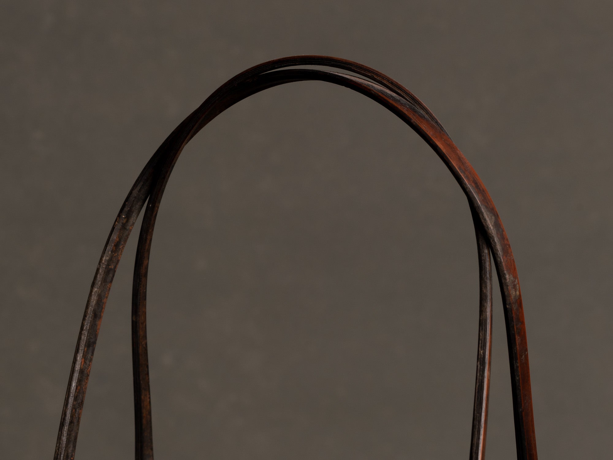 Hanakago, panier à anse en bambou carquois pour l'ikebana, Japon (début de l'ère Shōwa)..Hanakago Ikebana madake bamboo basket with handle, Japan (early Shōwa era)