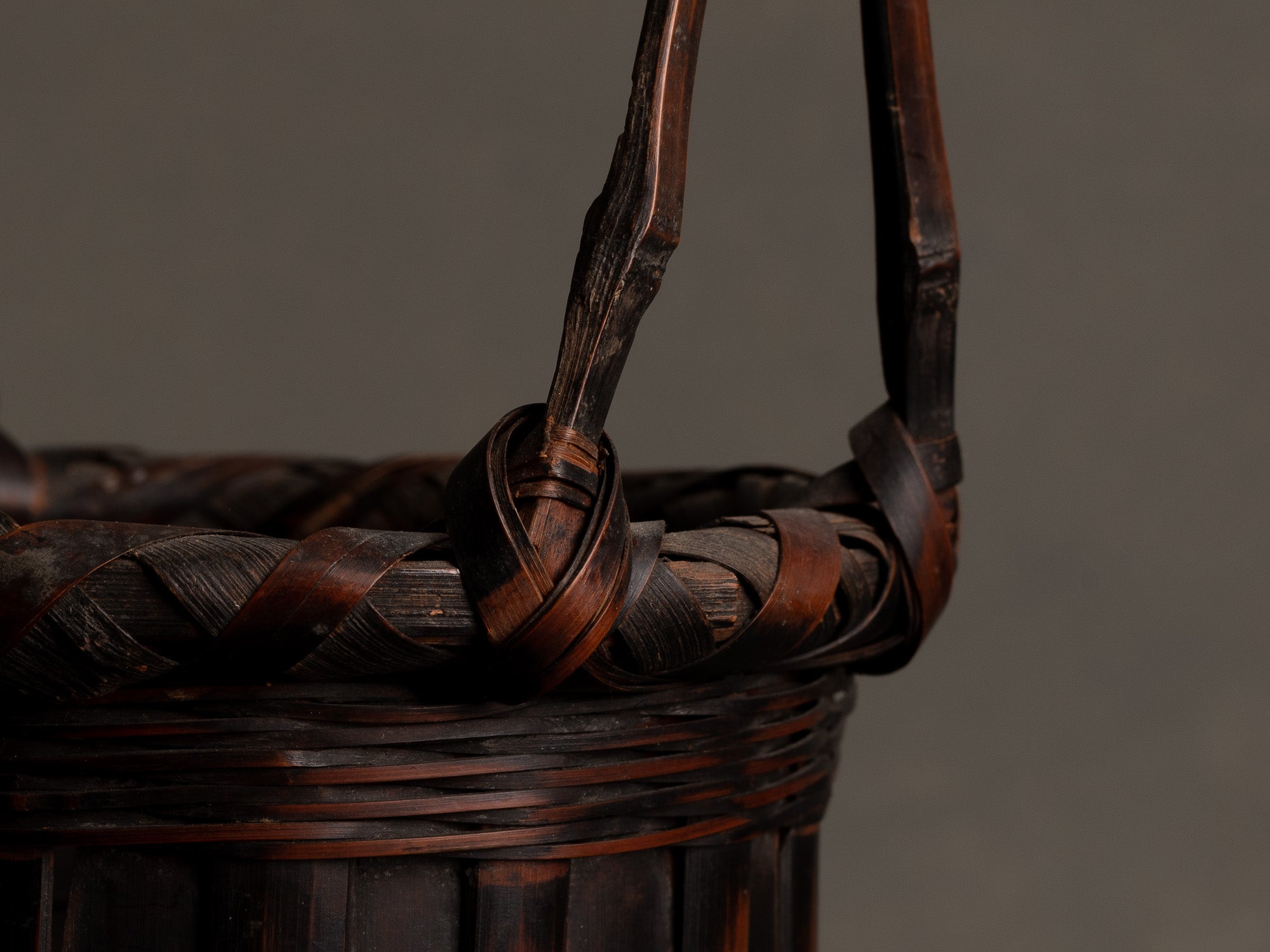 Hanakago, panier à anse en bambou carquois pour l'ikebana, Japon (début de l'ère Shōwa)..Hanakago Ikebana madake bamboo basket with handle, Japan (early Shōwa era)