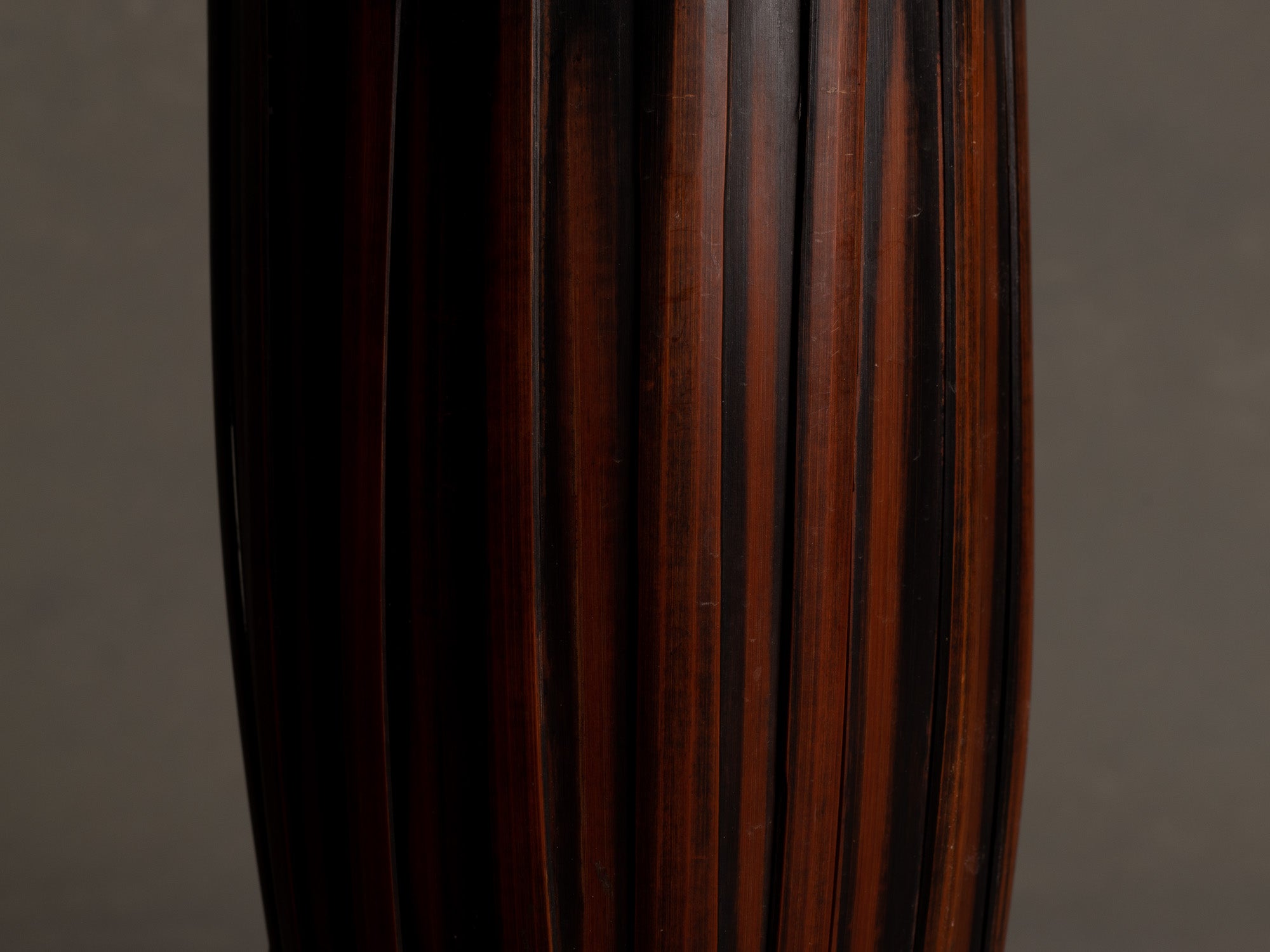 Hanakago, panier à anse en bambou carquois pour l'ikebana, Japon (début de l'ère Shōwa)..Hanakago Ikebana madake bamboo basket with handle, Japan (early Shōwa era)