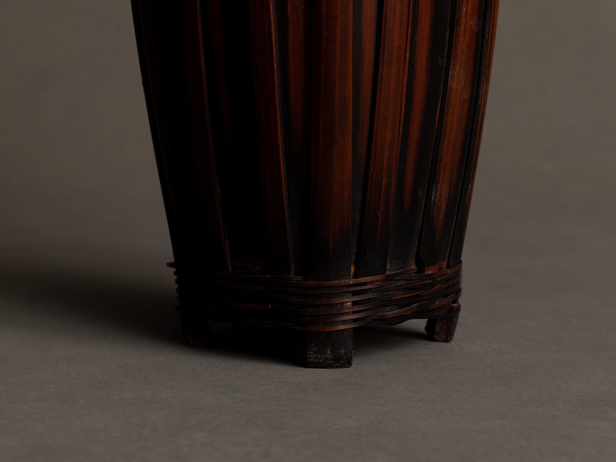 Hanakago, panier à anse en bambou carquois pour l'ikebana, Japon (début de l'ère Shōwa)..Hanakago Ikebana madake bamboo basket with handle, Japan (early Shōwa era)