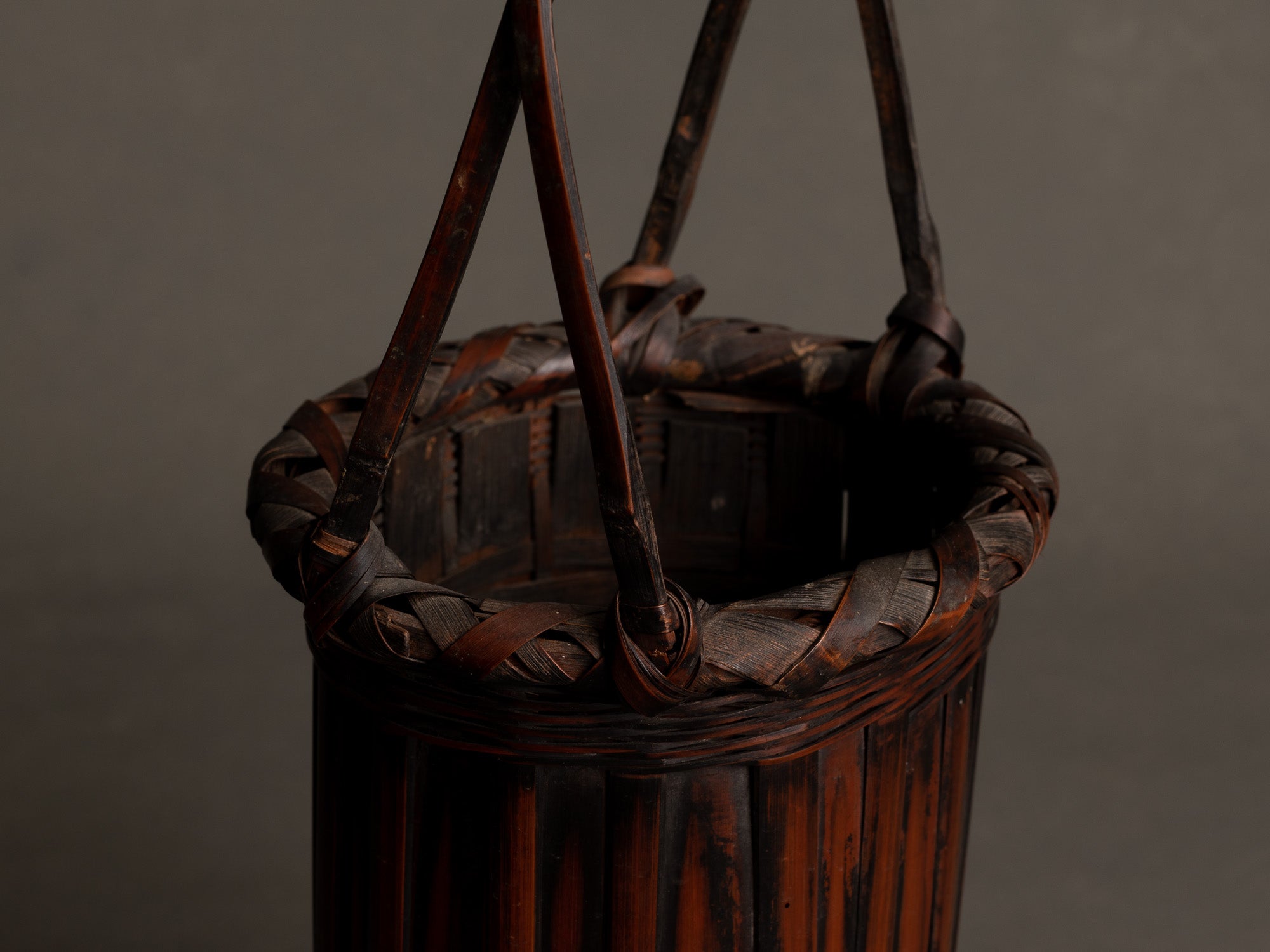 Hanakago, panier à anse en bambou carquois pour l'ikebana, Japon (début de l'ère Shōwa)..Hanakago Ikebana madake bamboo basket with handle, Japan (early Shōwa era)