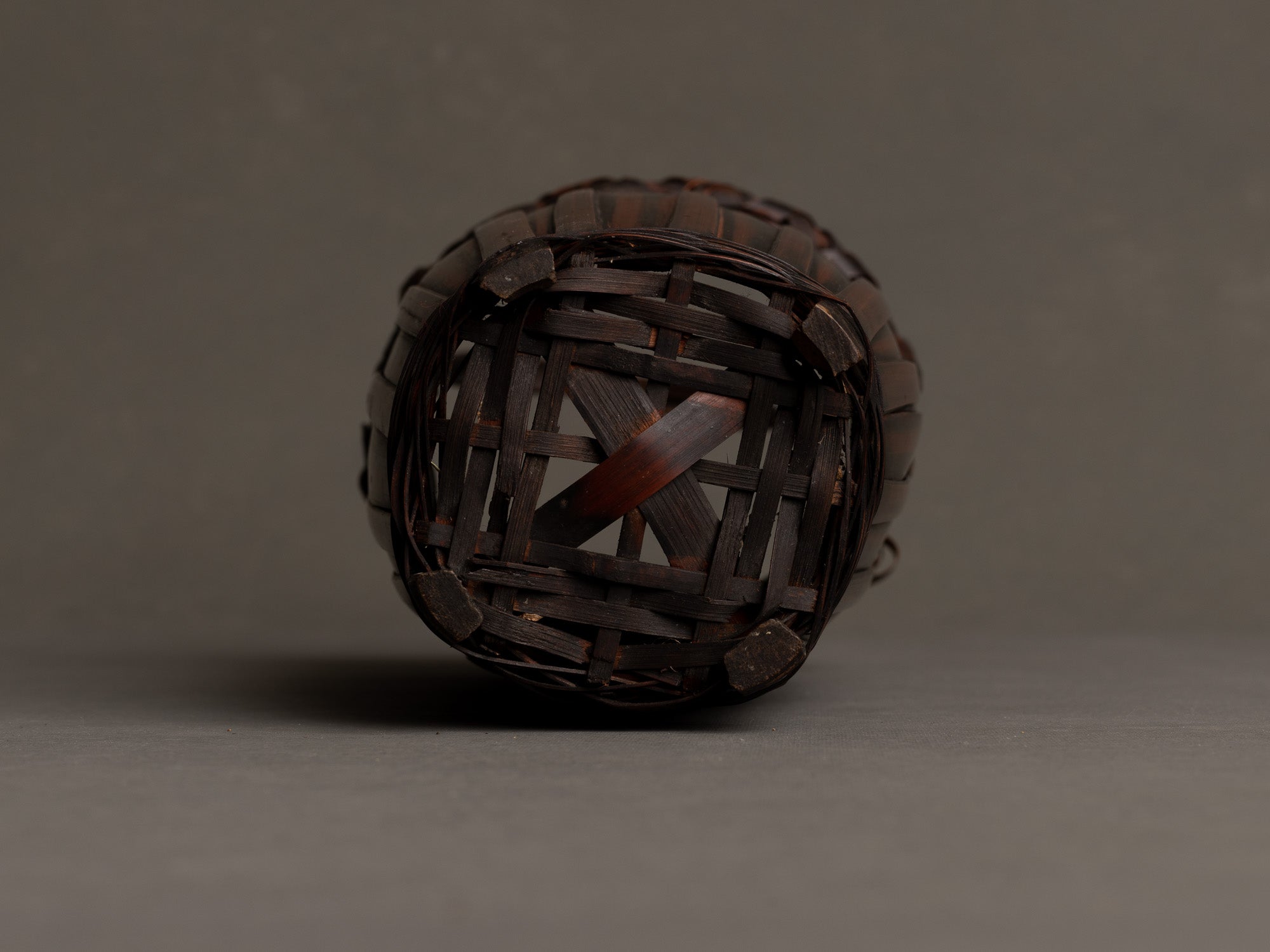 Hanakago, panier à anse en bambou carquois pour l'ikebana, Japon (début de l'ère Shōwa)..Hanakago Ikebana madake bamboo basket with handle, Japan (early Shōwa era)