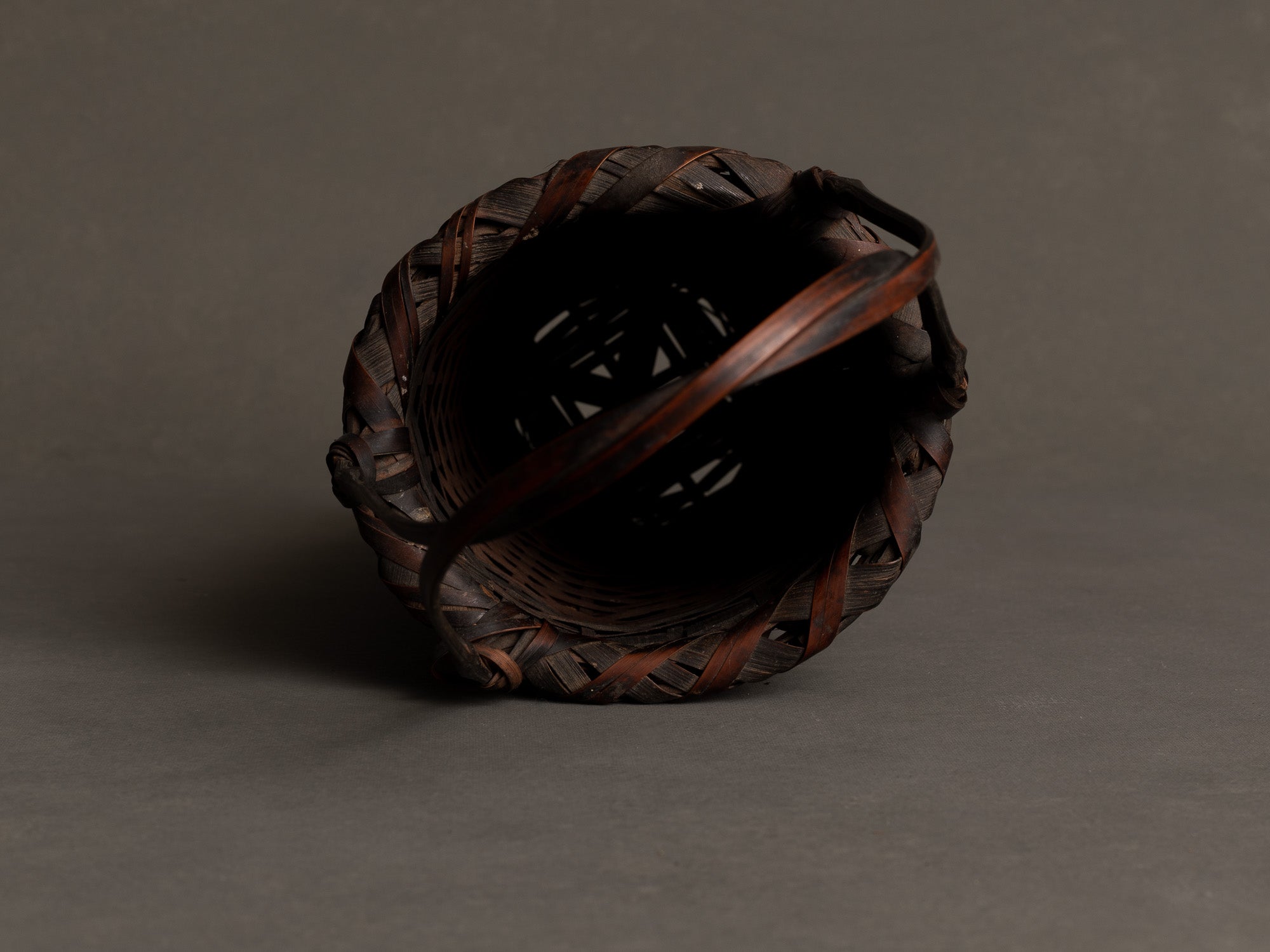 Hanakago, panier à anse en bambou carquois pour l'ikebana, Japon (début de l'ère Shōwa)..Hanakago Ikebana madake bamboo basket with handle, Japan (early Shōwa era)