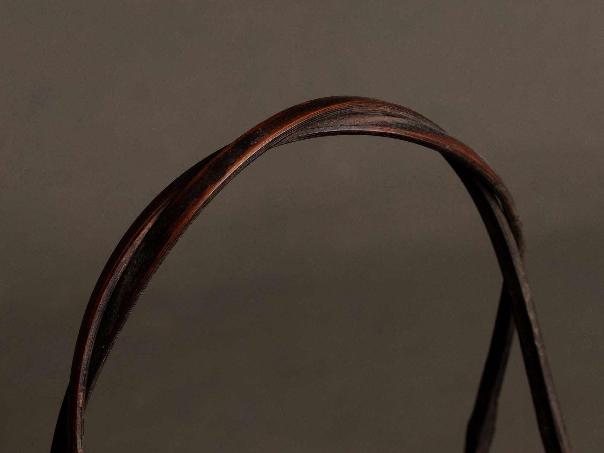 Hanakago, panier à anse en bambou carquois pour l'ikebana, Japon (début de l'ère Shōwa)..Hanakago Ikebana madake bamboo basket with handle, Japan (early Shōwa era)