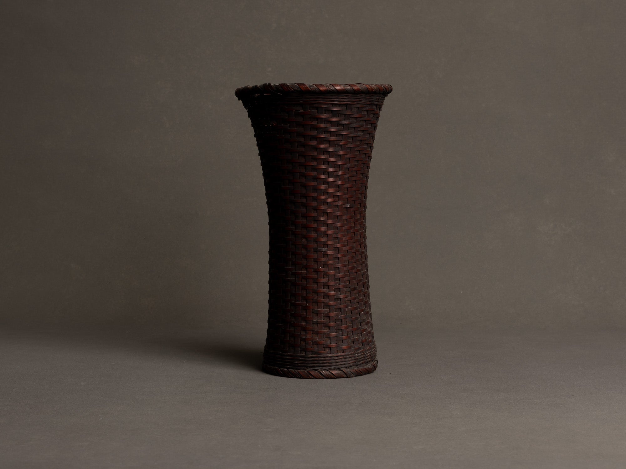 Hanakago, vase cornet en bambou pour l'ikebana, Japon (Ère Taishō / début ère Shōwa)..Hanakago, bamboo diabolo shaped vase for ikebana, Japan (Taishō era / early Shōwa era)