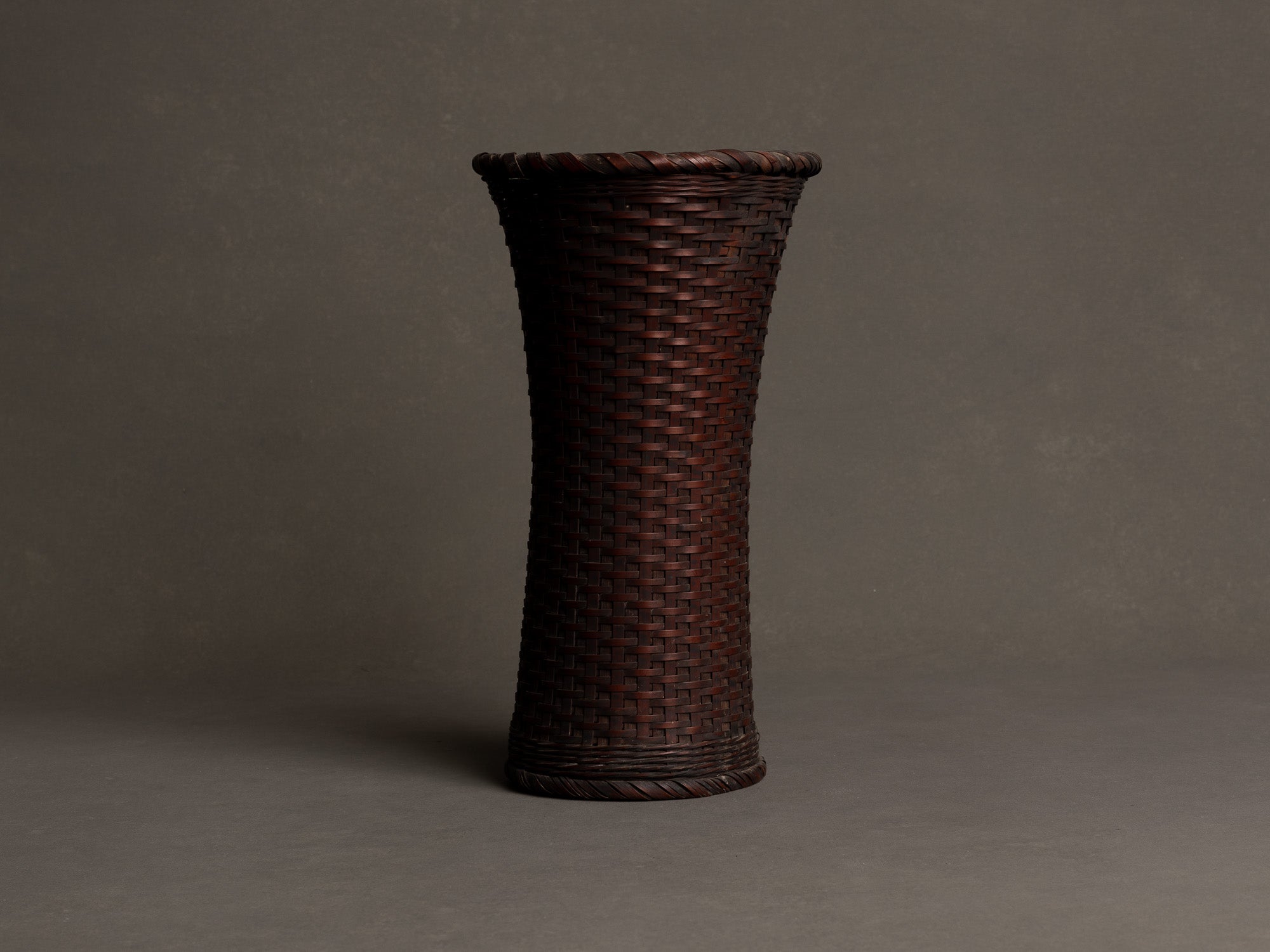 Hanakago, vase cornet en bambou pour l'ikebana, Japon (Ère Taishō / début ère Shōwa)..Hanakago, bamboo diabolo shaped vase for ikebana, Japan (Taishō era / early Shōwa era)