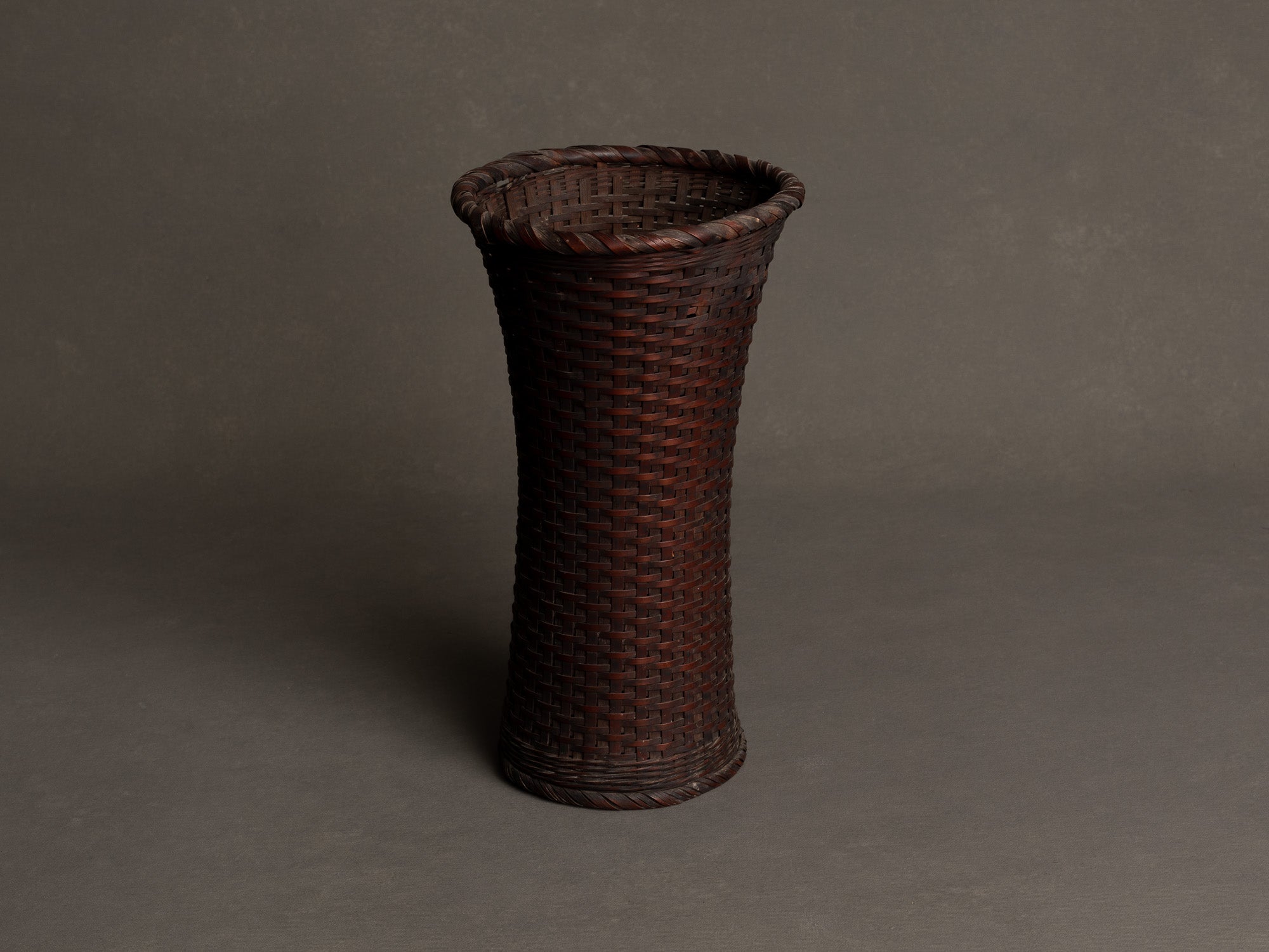 Hanakago, vase cornet en bambou pour l'ikebana, Japon (Ère Taishō / début ère Shōwa)..Hanakago, bamboo diabolo shaped vase for ikebana, Japan (Taishō era / early Shōwa era)