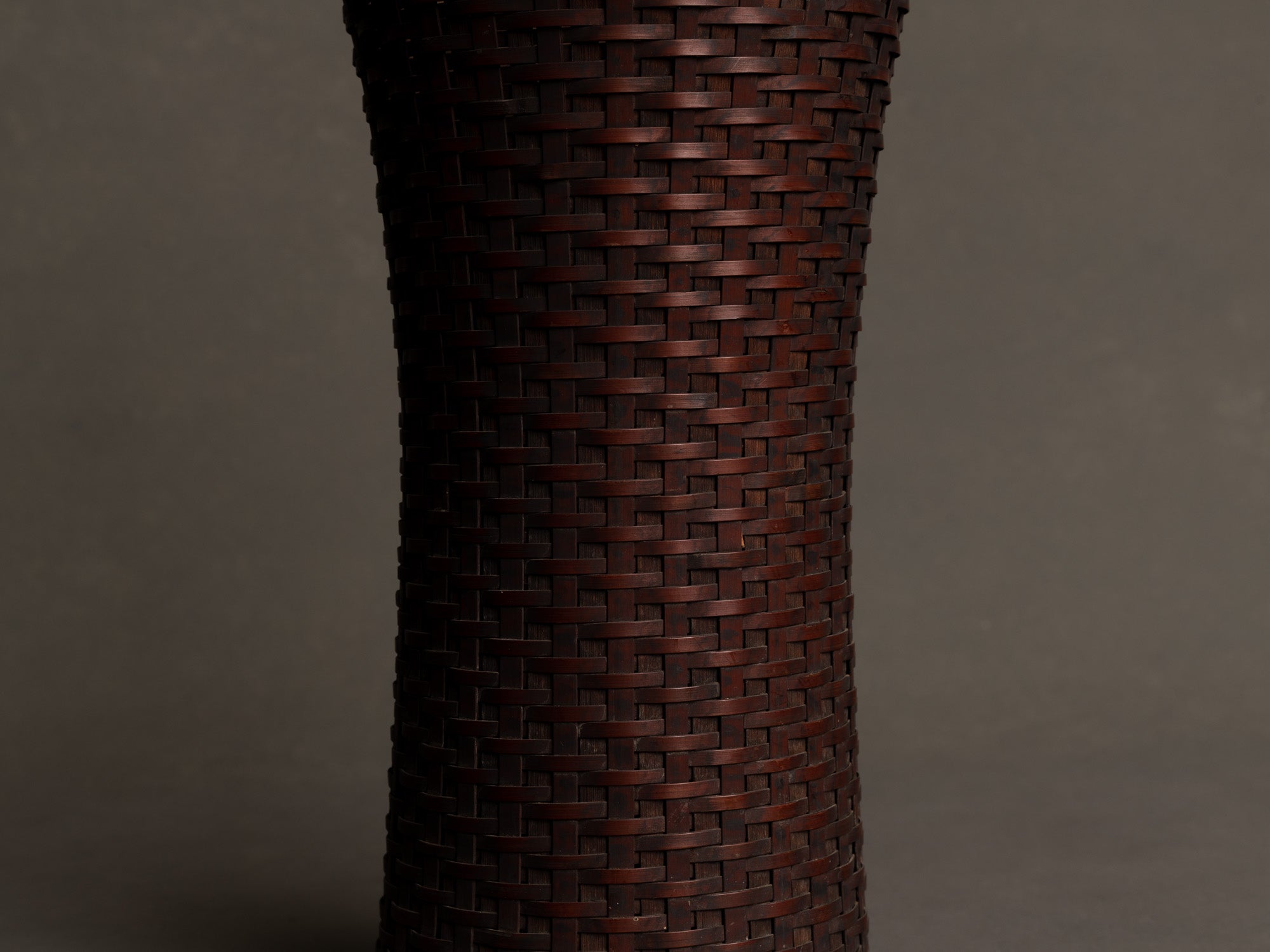 Hanakago, vase cornet en bambou pour l'ikebana, Japon (Ère Taishō / début ère Shōwa)..Hanakago, bamboo diabolo shaped vase for ikebana, Japan (Taishō era / early Shōwa era)