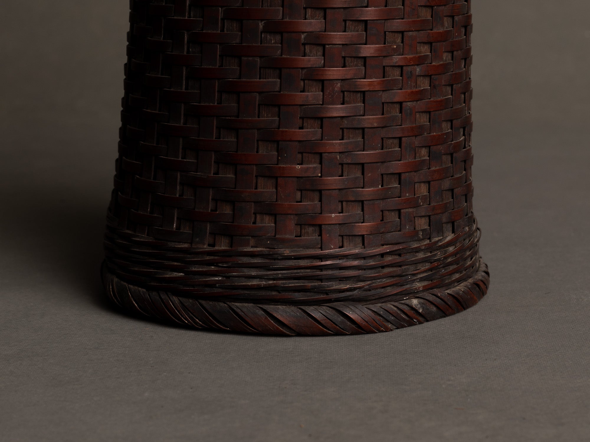 Hanakago, vase cornet en bambou pour l'ikebana, Japon (Ère Taishō / début ère Shōwa)..Hanakago, bamboo diabolo shaped vase for ikebana, Japan (Taishō era / early Shōwa era)
