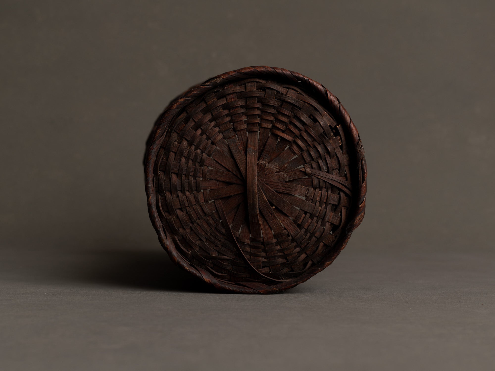 Hanakago, vase cornet en bambou pour l'ikebana, Japon (Ère Taishō / début ère Shōwa)..Hanakago, bamboo diabolo shaped vase for ikebana, Japan (Taishō era / early Shōwa era)