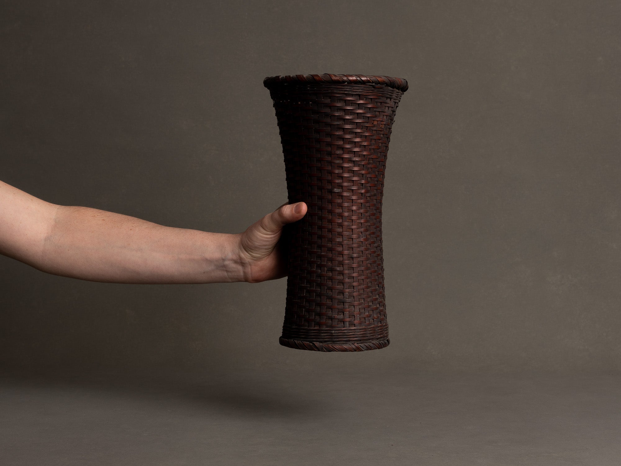 Hanakago, vase cornet en bambou pour l'ikebana, Japon (Ère Taishō / début ère Shōwa)..Hanakago, bamboo diabolo shaped vase for ikebana, Japan (Taishō era / early Shōwa era)