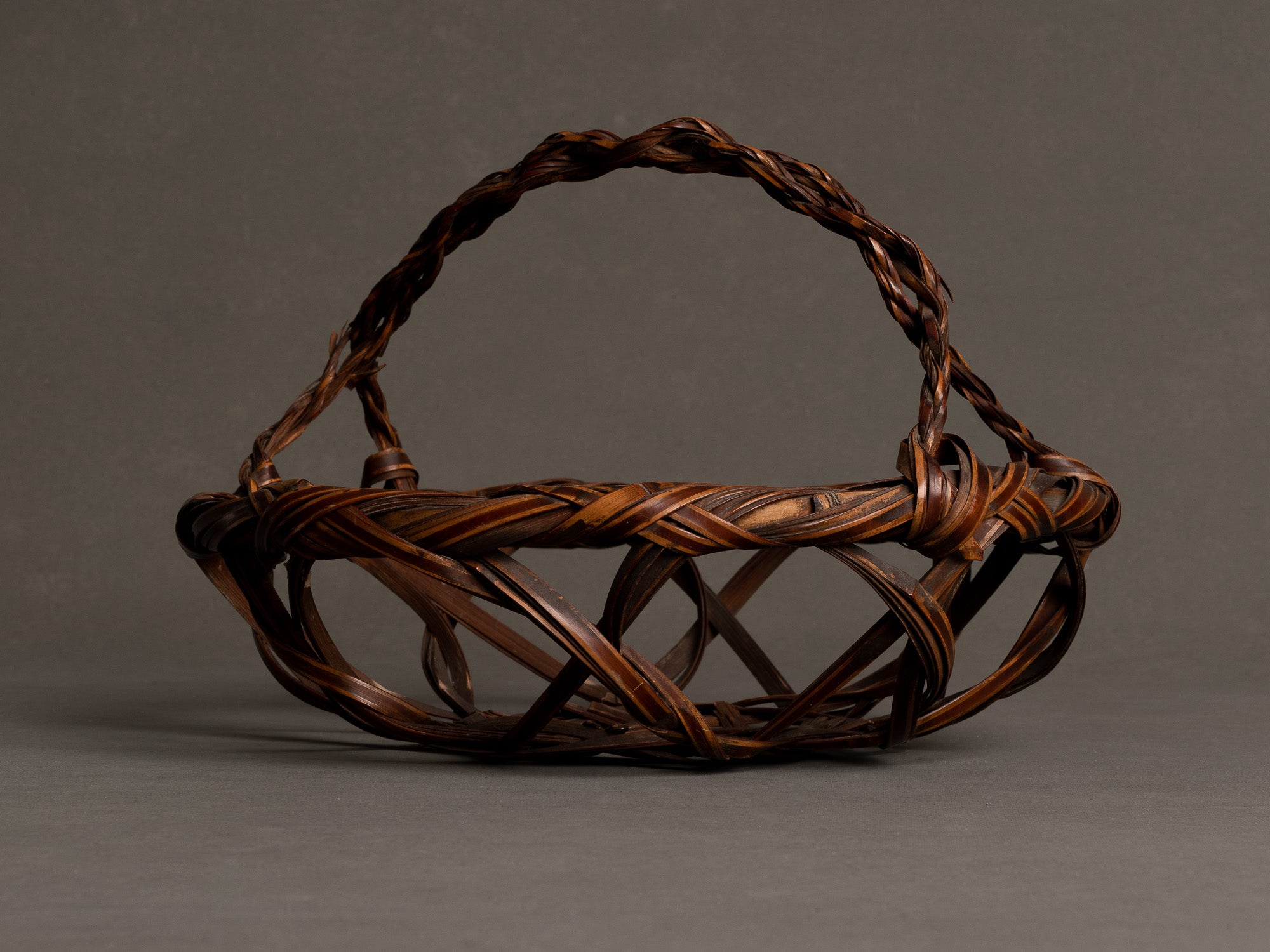 Corbeille en forme de Kashiki à anse cordée pour l'ikebana, Japon (Ère Shōwa)..Basket for ikebana, Kashiki shaped with rope style handle, Japan (Shōwa era)