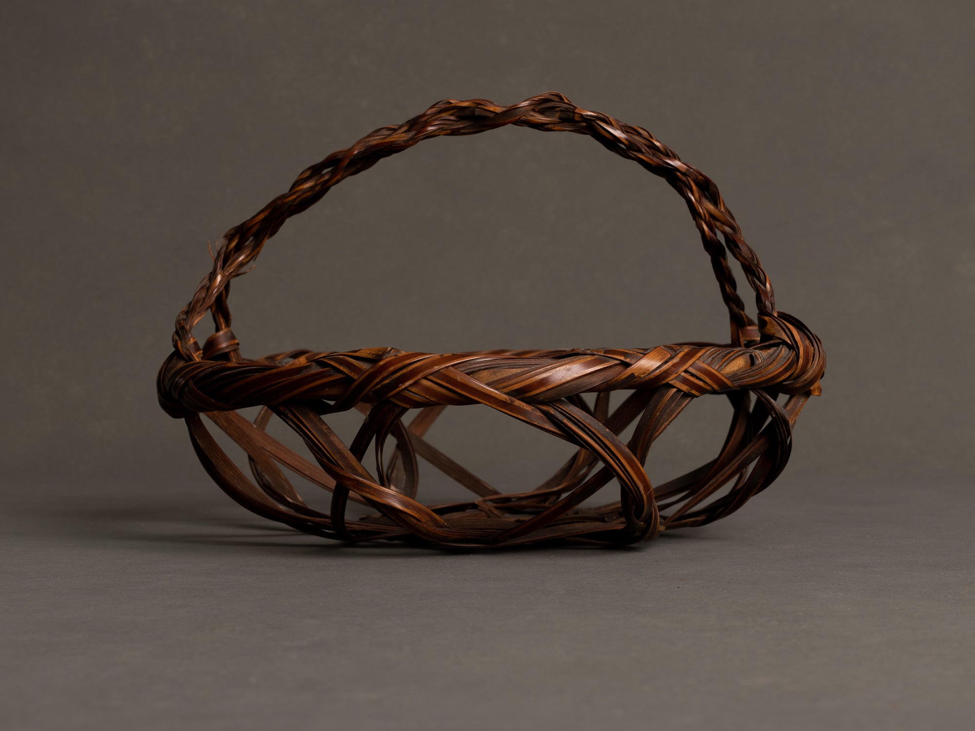 Corbeille en forme de Kashiki à anse cordée pour l'ikebana, Japon (Ère Shōwa)..Basket for ikebana, Kashiki shaped with rope style handle, Japan (Shōwa era)