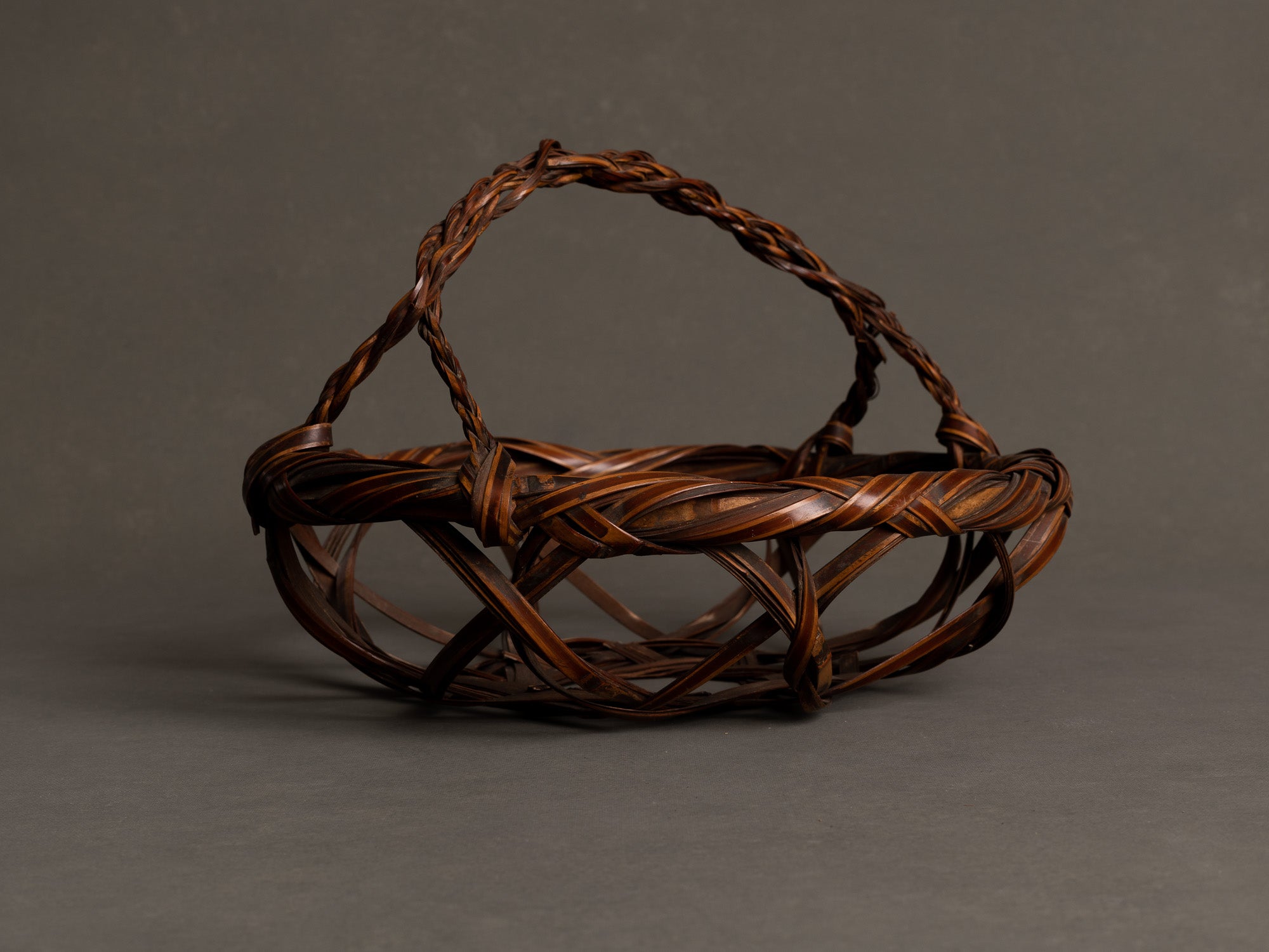 Corbeille en forme de Kashiki à anse cordée pour l'ikebana, Japon (Ère Shōwa)..Basket for ikebana, Kashiki shaped with rope style handle, Japan (Shōwa era)