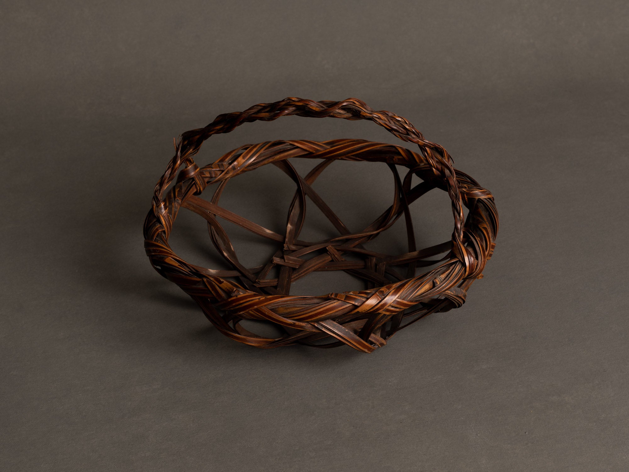 Corbeille en forme de Kashiki à anse cordée pour l'ikebana, Japon (Ère Shōwa)..Basket for ikebana, Kashiki shaped with rope style handle, Japan (Shōwa era)