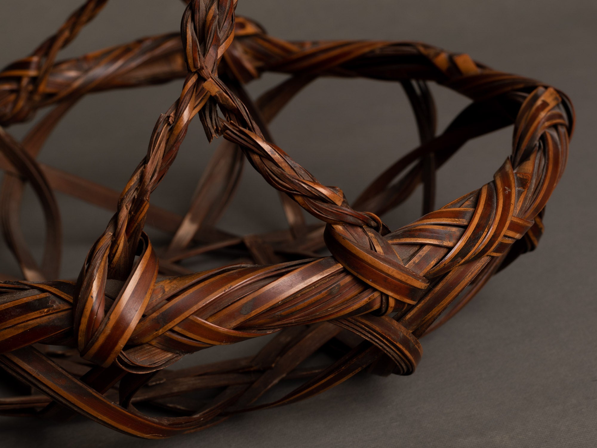 Corbeille en forme de Kashiki à anse cordée pour l'ikebana, Japon (Ère Shōwa)..Basket for ikebana, Kashiki shaped with rope style handle, Japan (Shōwa era)