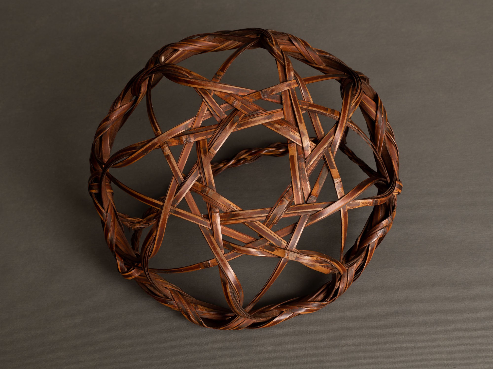 Corbeille en forme de Kashiki à anse cordée pour l'ikebana, Japon (Ère Shōwa)..Basket for ikebana, Kashiki shaped with rope style handle, Japan (Shōwa era)