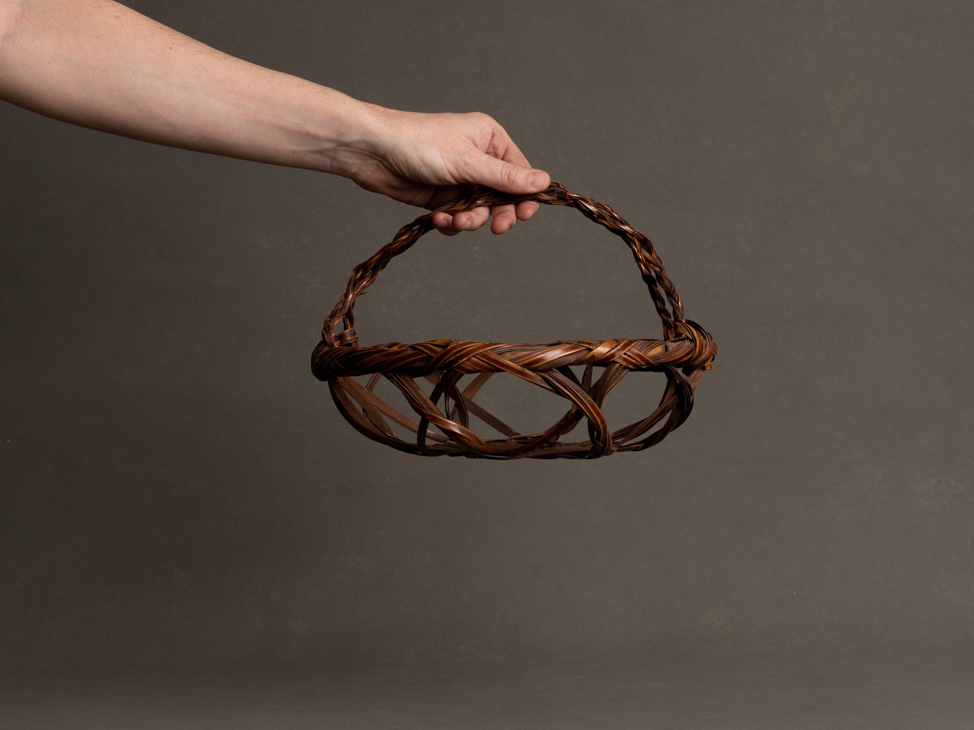 Corbeille en forme de Kashiki à anse cordée pour l'ikebana, Japon (Ère Shōwa)..Basket for ikebana, Kashiki shaped with rope style handle, Japan (Shōwa era)