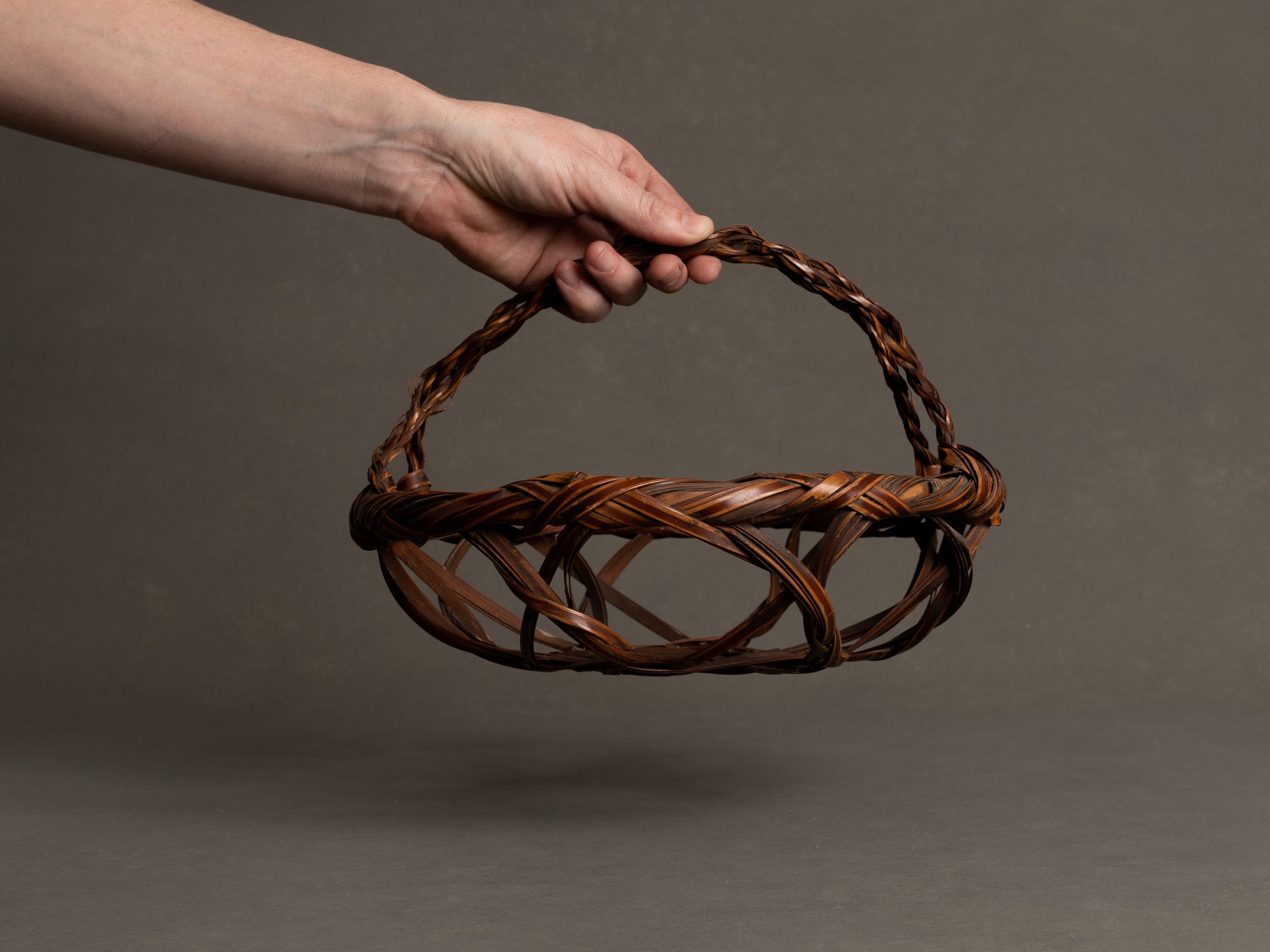 Corbeille en forme de Kashiki à anse cordée pour l'ikebana, Japon (Ère Shōwa)..Basket for ikebana, Kashiki shaped with rope style handle, Japan (Shōwa era)