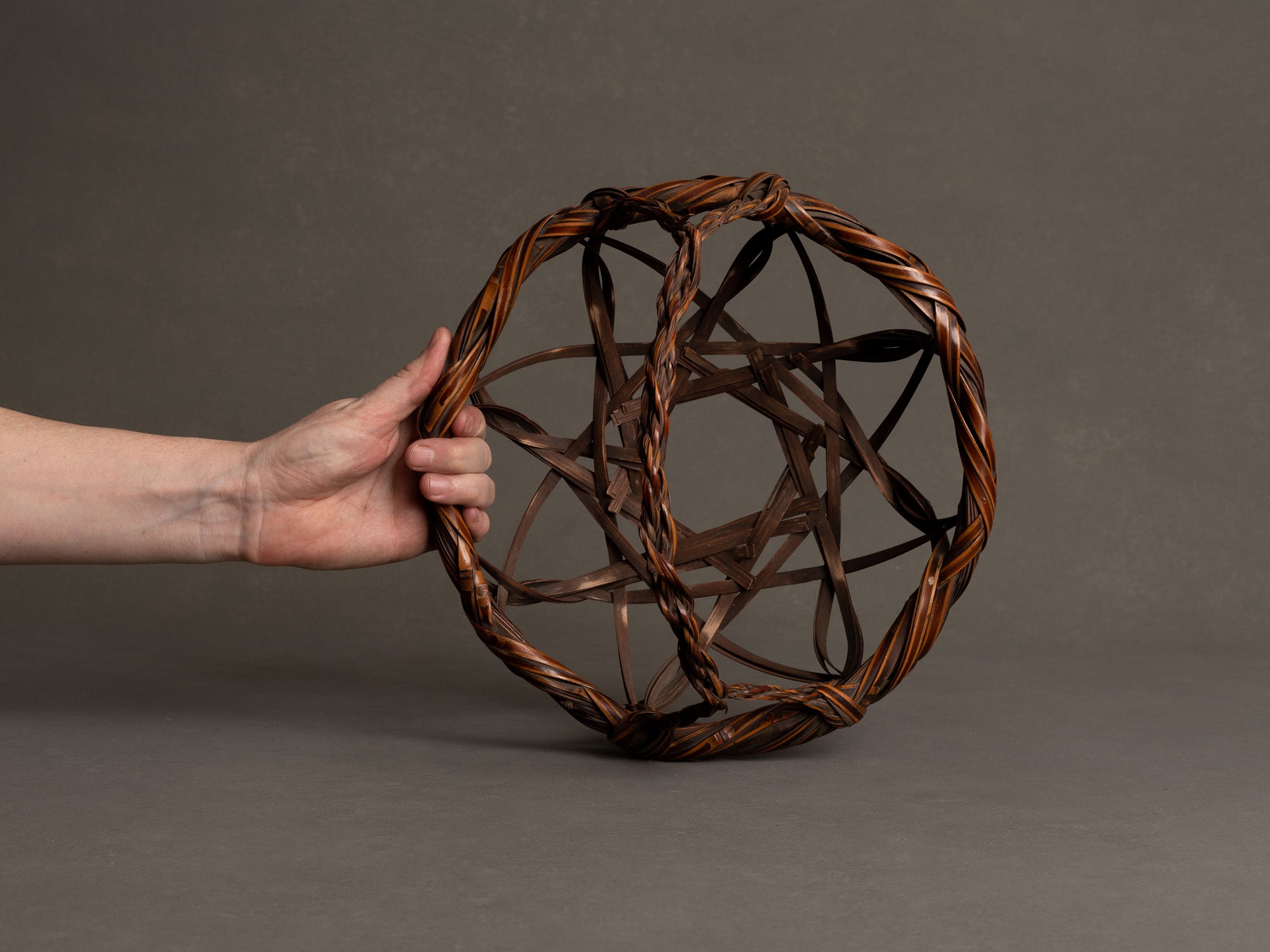 Corbeille en forme de Kashiki à anse cordée pour l'ikebana, Japon (Ère Shōwa)..Basket for ikebana, Kashiki shaped with rope style handle, Japan (Shōwa era)