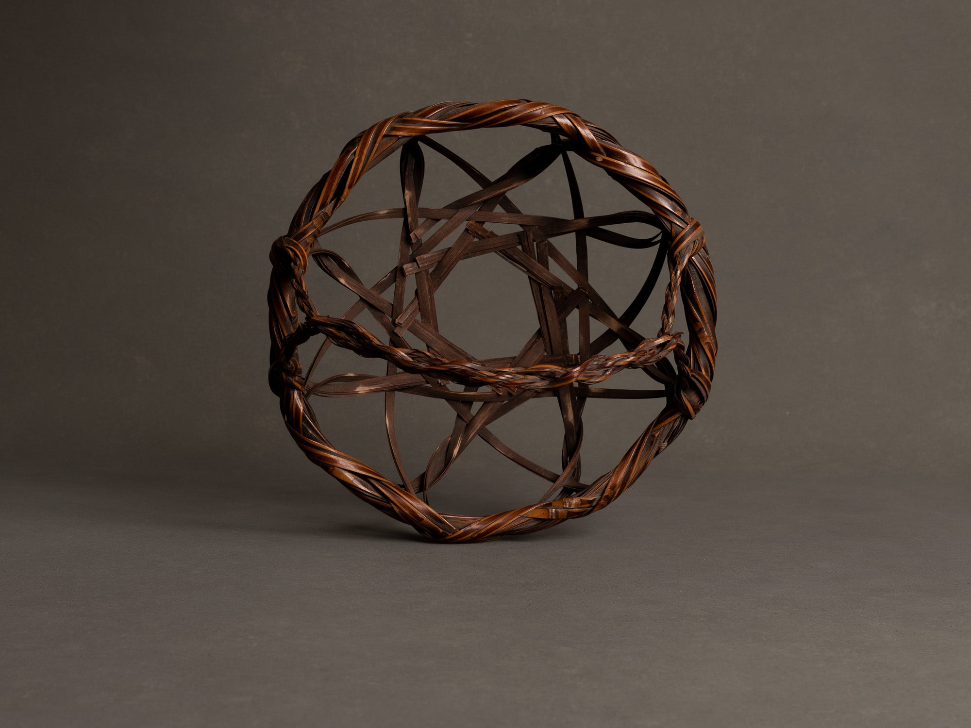 Corbeille en forme de Kashiki à anse cordée pour l'ikebana, Japon (Ère Shōwa)..Basket for ikebana, Kashiki shaped with rope style handle, Japan (Shōwa era)