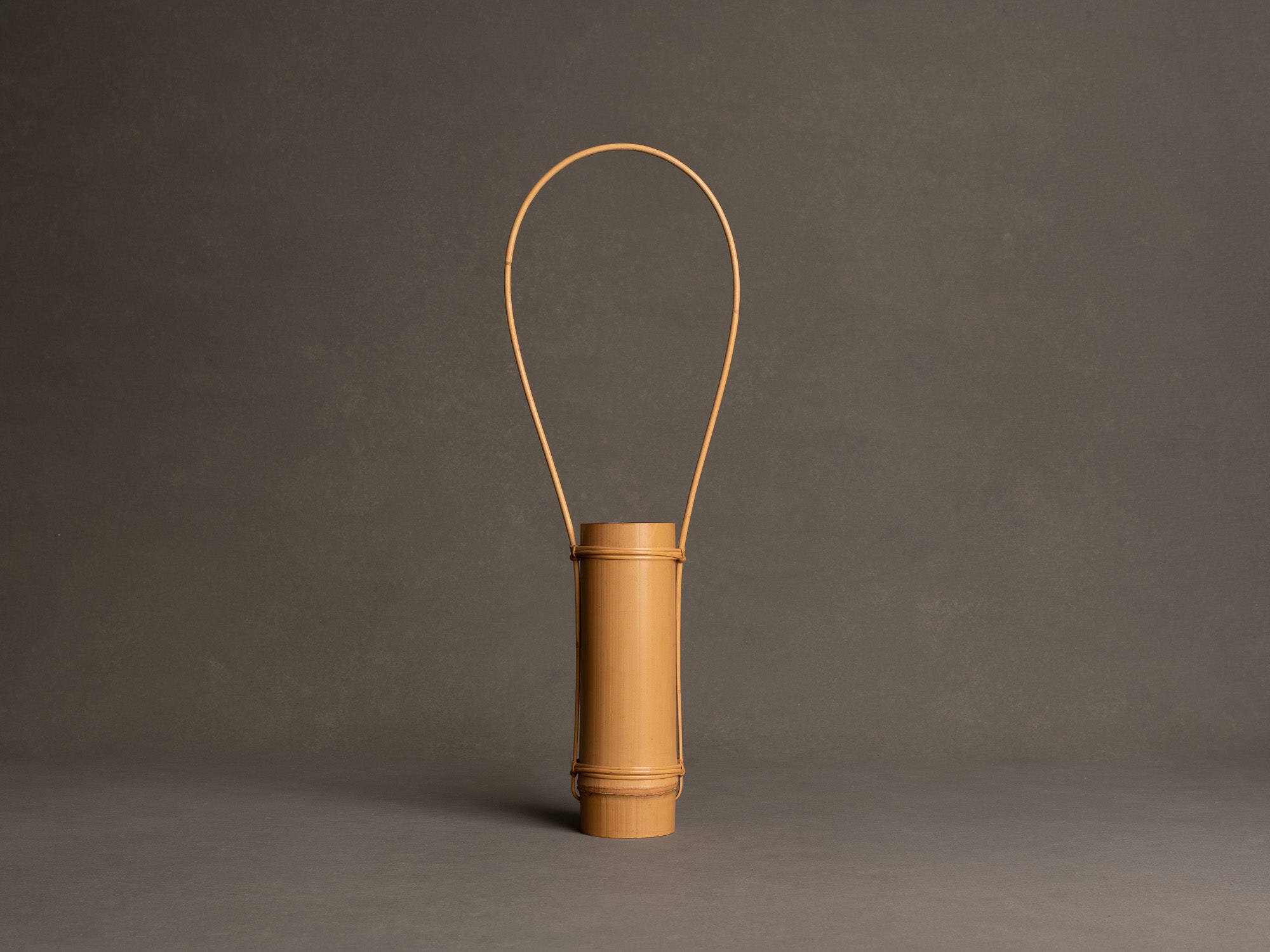 Kayoi tsudzu hanaire, vase en bambou pour la cérémonie du thé, suiveur de Shōno Shōunsai, Japon (Ère Shōwa)..Kayoi tsudzu hanaire, Shōno Shōunsai style madake Bamboo flower vase for tea ceremony chabana, Japan (Shōwa era)