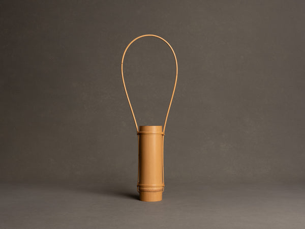 Kayoi tsudzu hanaire, vase en bambou pour la cérémonie du thé, suiveur de Shōno Shōunsai, Japon (Ère Shōwa)..Kayoi tsudzu hanaire, Shōno Shōunsai style madake Bamboo flower vase for tea ceremony chabana, Japan (Shōwa era)
