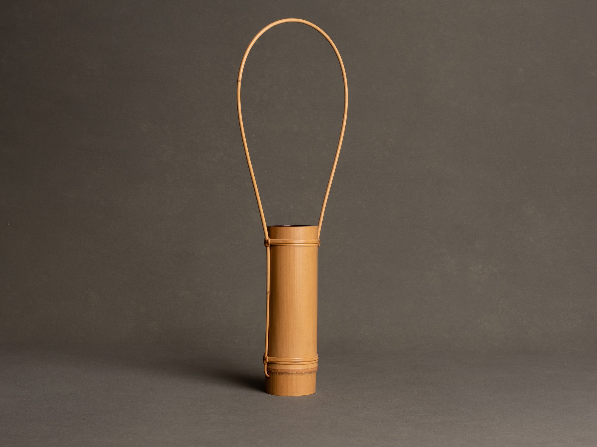 Kayoi tsudzu hanaire, vase en bambou pour la cérémonie du thé, suiveur de Shōno Shōunsai, Japon (Ère Shōwa)..Kayoi tsudzu hanaire, Shōno Shōunsai style madake Bamboo flower vase for tea ceremony chabana, Japan (Shōwa era)