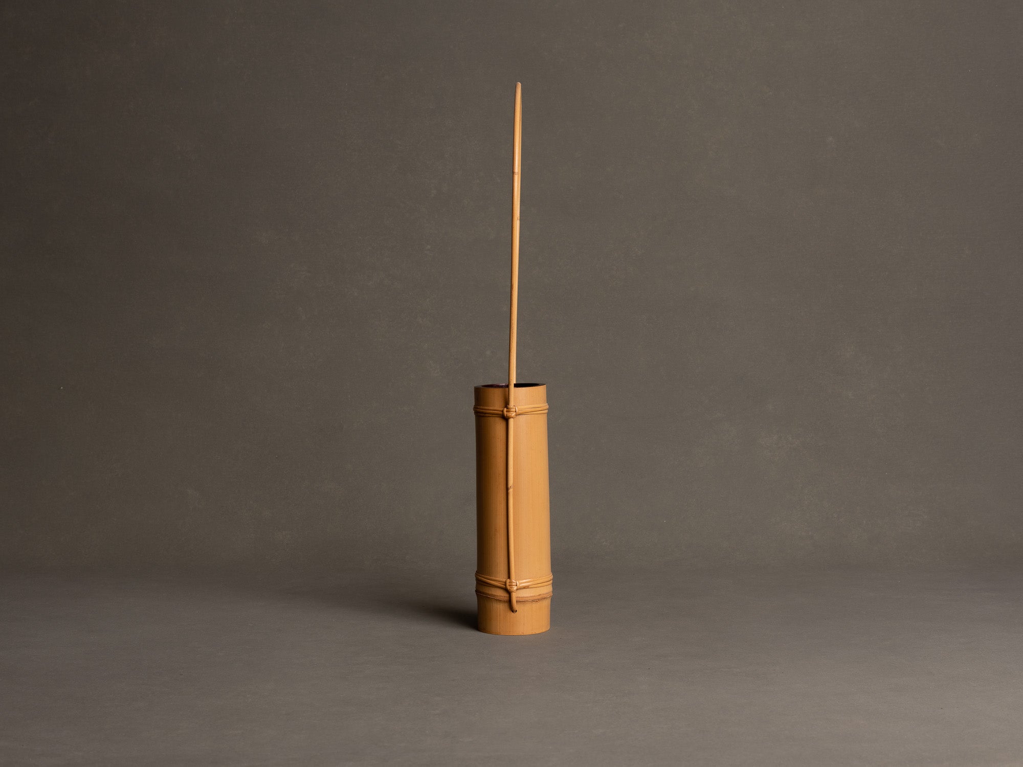 Kayoi tsudzu hanaire, vase en bambou pour la cérémonie du thé, suiveur de Shōno Shōunsai, Japon (Ère Shōwa)..Kayoi tsudzu hanaire, Shōno Shōunsai style madake Bamboo flower vase for tea ceremony chabana, Japan (Shōwa era)