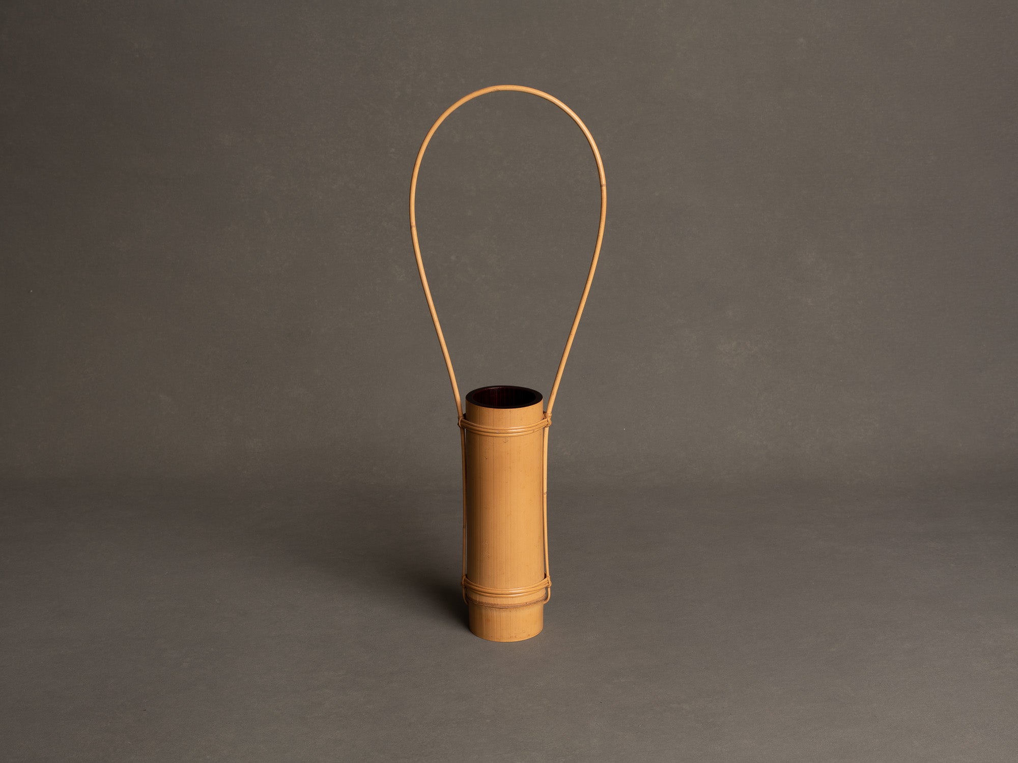 Kayoi tsudzu hanaire, vase en bambou pour la cérémonie du thé, suiveur de Shōno Shōunsai, Japon (Ère Shōwa)..Kayoi tsudzu hanaire, Shōno Shōunsai style madake Bamboo flower vase for tea ceremony chabana, Japan (Shōwa era)