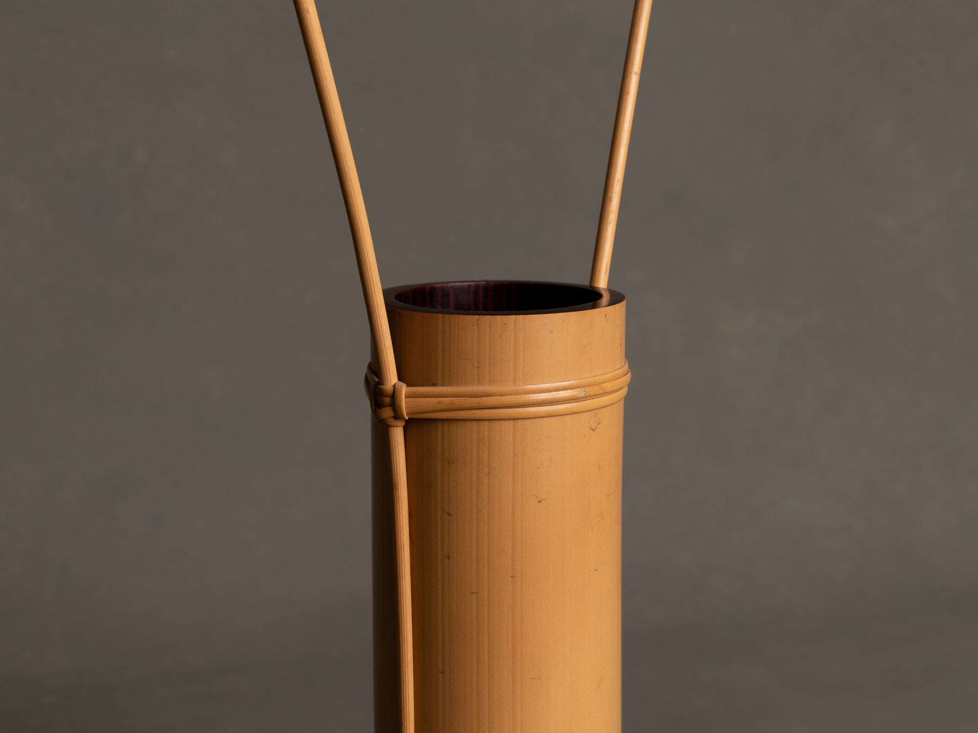 Kayoi tsudzu hanaire, vase en bambou pour la cérémonie du thé, suiveur de Shōno Shōunsai, Japon (Ère Shōwa)..Kayoi tsudzu hanaire, Shōno Shōunsai style madake Bamboo flower vase for tea ceremony chabana, Japan (Shōwa era)