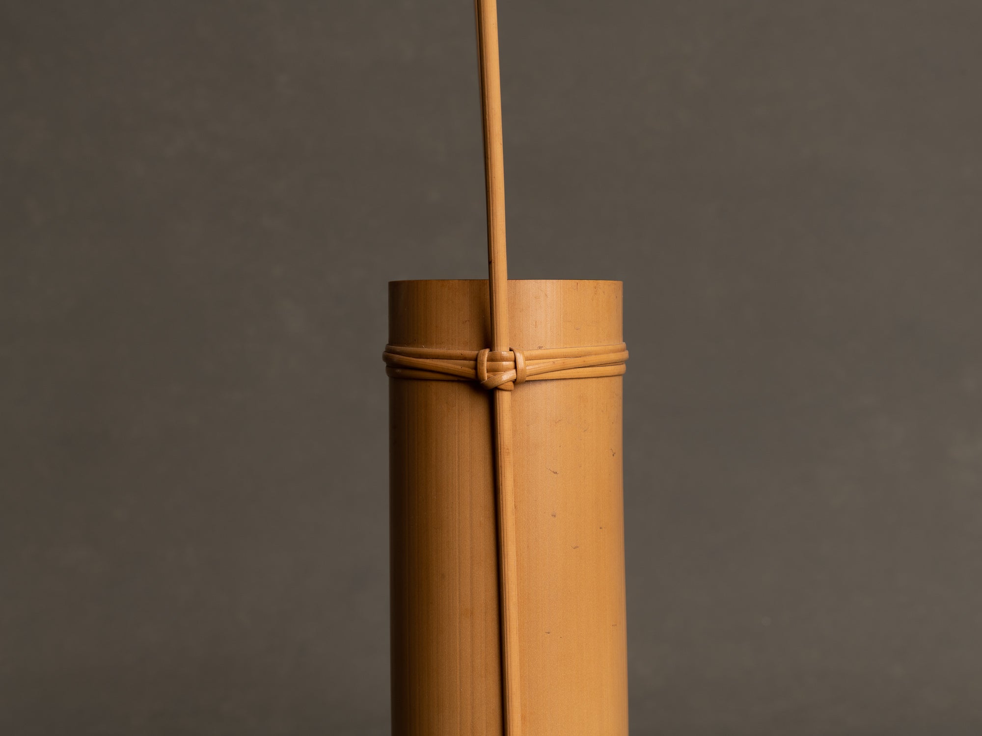 Kayoi tsudzu hanaire, vase en bambou pour la cérémonie du thé, suiveur de Shōno Shōunsai, Japon (Ère Shōwa)..Kayoi tsudzu hanaire, Shōno Shōunsai style madake Bamboo flower vase for tea ceremony chabana, Japan (Shōwa era)