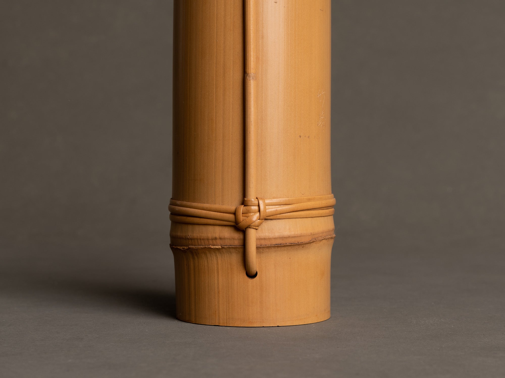 Kayoi tsudzu hanaire, vase en bambou pour la cérémonie du thé, suiveur de Shōno Shōunsai, Japon (Ère Shōwa)..Kayoi tsudzu hanaire, Shōno Shōunsai style madake Bamboo flower vase for tea ceremony chabana, Japan (Shōwa era)