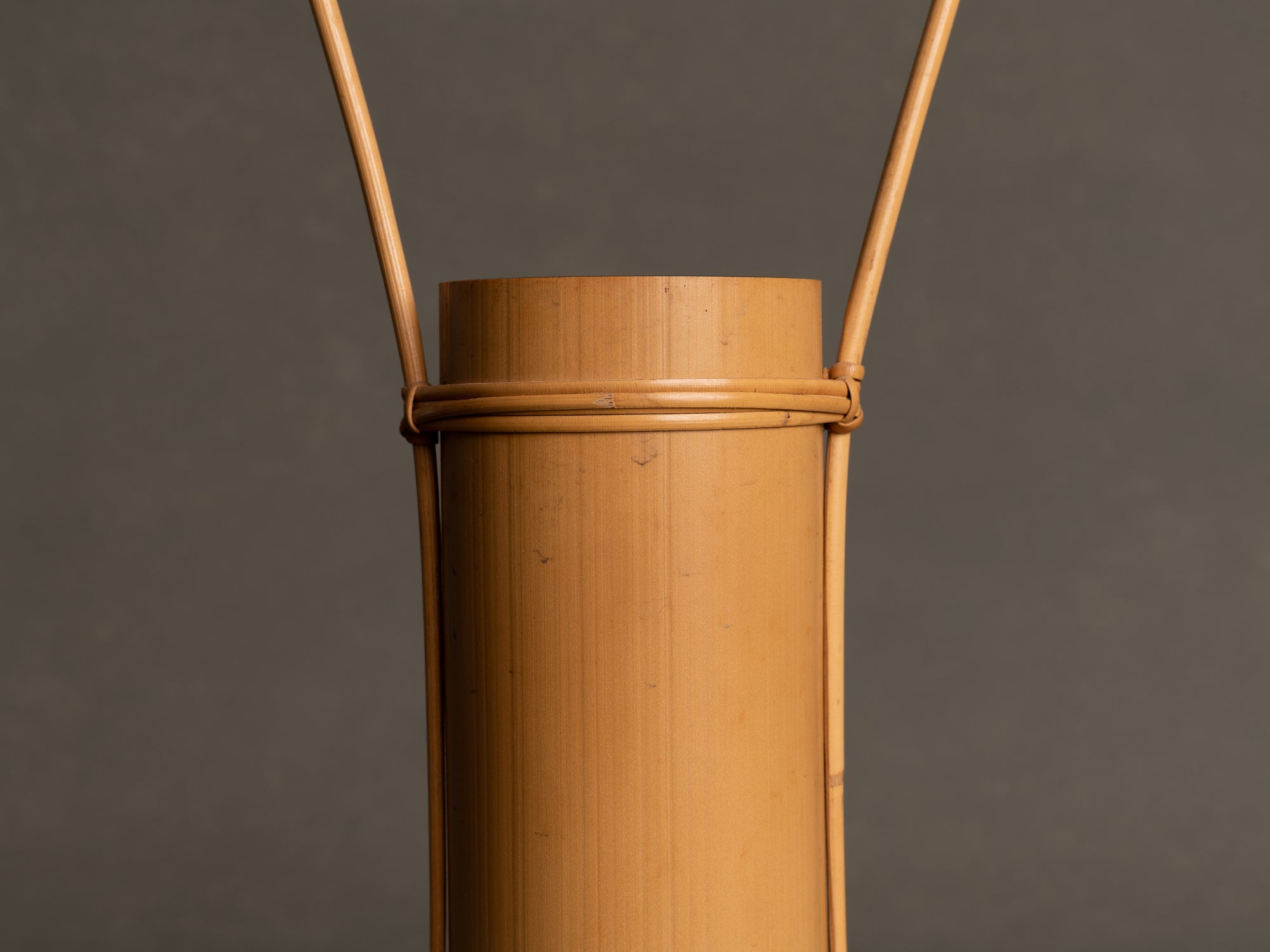 Kayoi tsudzu hanaire, vase en bambou pour la cérémonie du thé, suiveur de Shōno Shōunsai, Japon (Ère Shōwa)..Kayoi tsudzu hanaire, Shōno Shōunsai style madake Bamboo flower vase for tea ceremony chabana, Japan (Shōwa era)