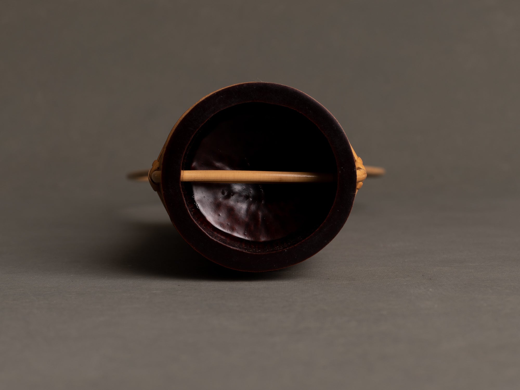 Kayoi tsudzu hanaire, vase en bambou pour la cérémonie du thé, suiveur de Shōno Shōunsai, Japon (Ère Shōwa)..Kayoi tsudzu hanaire, Shōno Shōunsai style madake Bamboo flower vase for tea ceremony chabana, Japan (Shōwa era)
