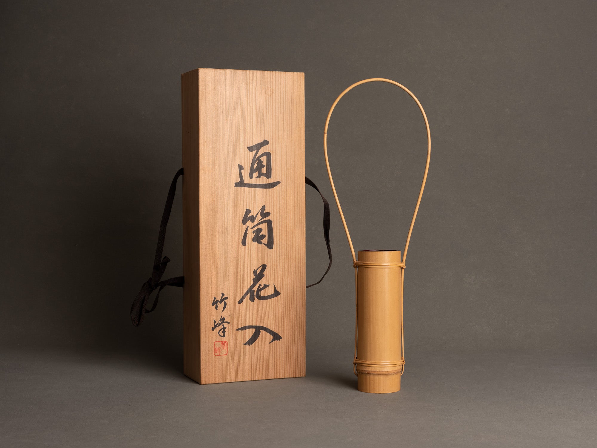 Kayoi tsudzu hanaire, vase en bambou pour la cérémonie du thé, suiveur de Shōno Shōunsai, Japon (Ère Shōwa)..Kayoi tsudzu hanaire, Shōno Shōunsai style madake Bamboo flower vase for tea ceremony chabana, Japan (Shōwa era)