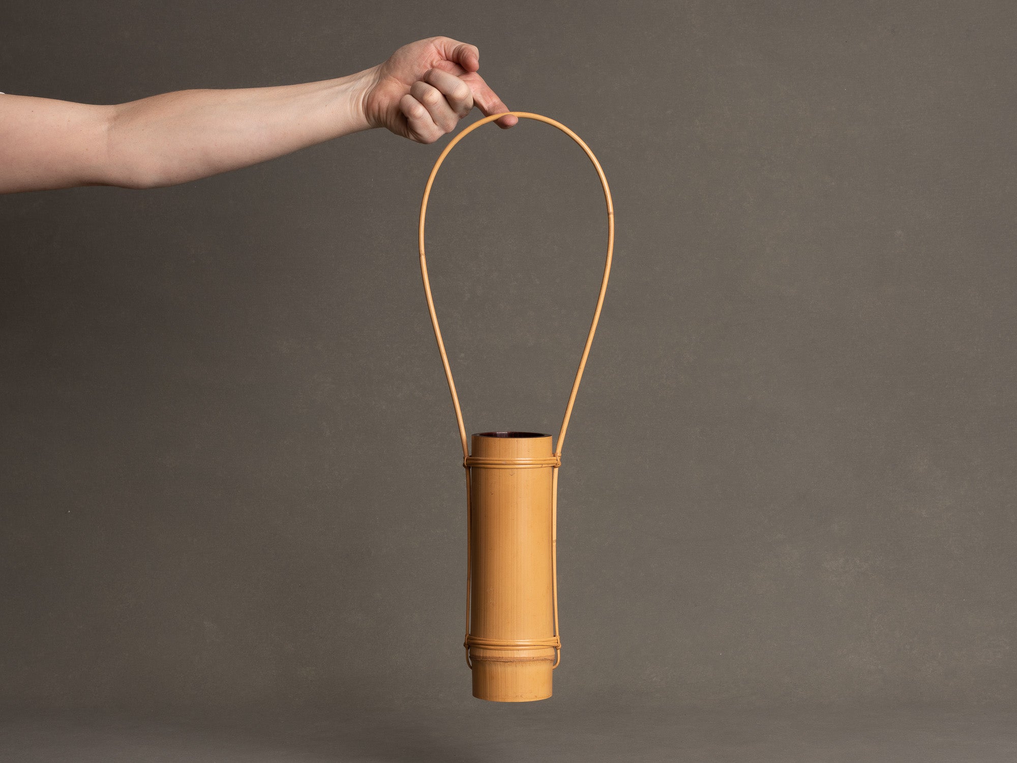 Kayoi tsudzu hanaire, vase en bambou pour la cérémonie du thé, suiveur de Shōno Shōunsai, Japon (Ère Shōwa)..Kayoi tsudzu hanaire, Shōno Shōunsai style madake Bamboo flower vase for tea ceremony chabana, Japan (Shōwa era)