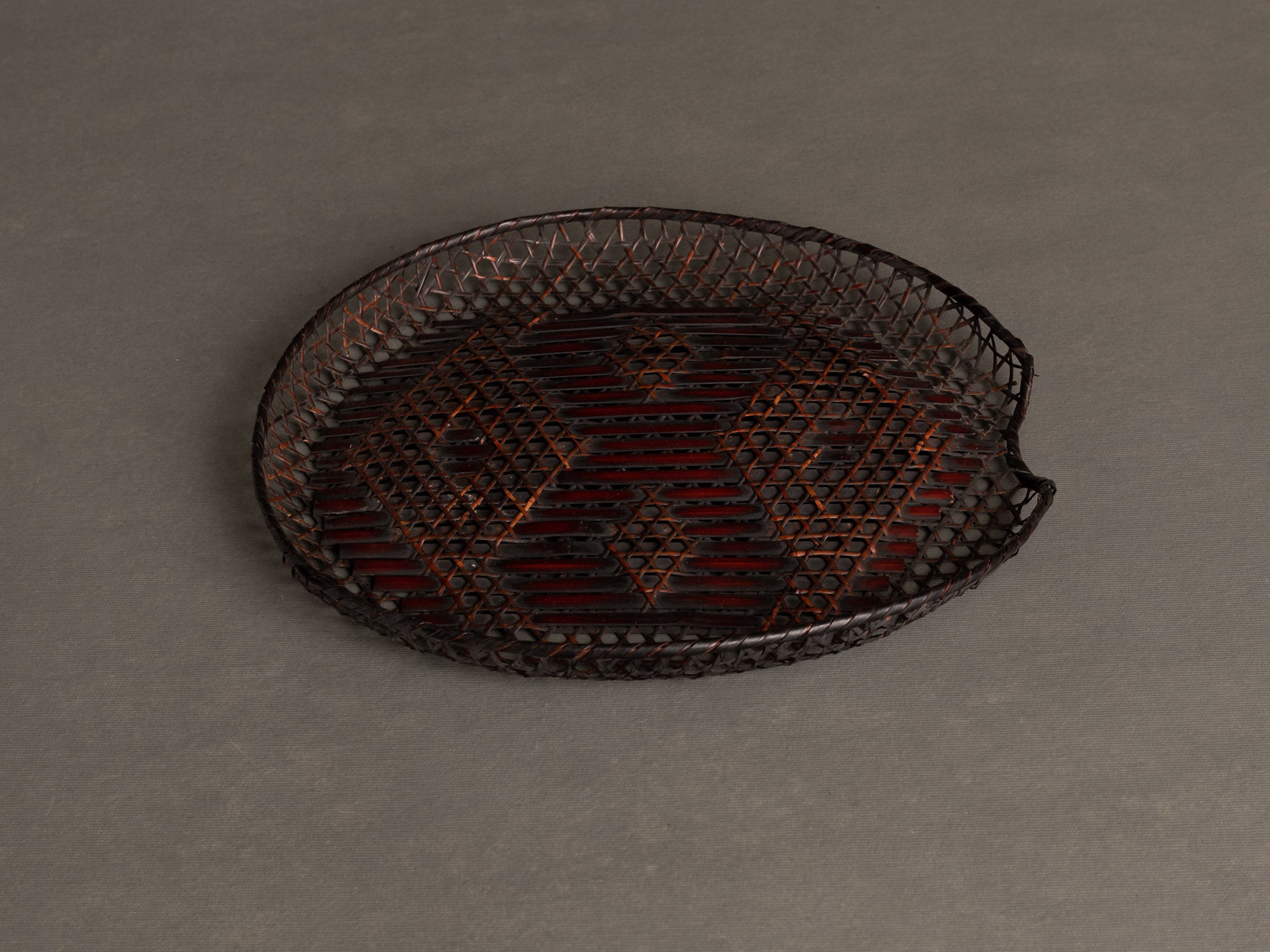 Plateau repose-éventail en vannerie de bambou pour le thé, Japon (Ère Shōwa)..Sencha-bon bamboo fan tray wickerwork, Japan (Shōwa era)