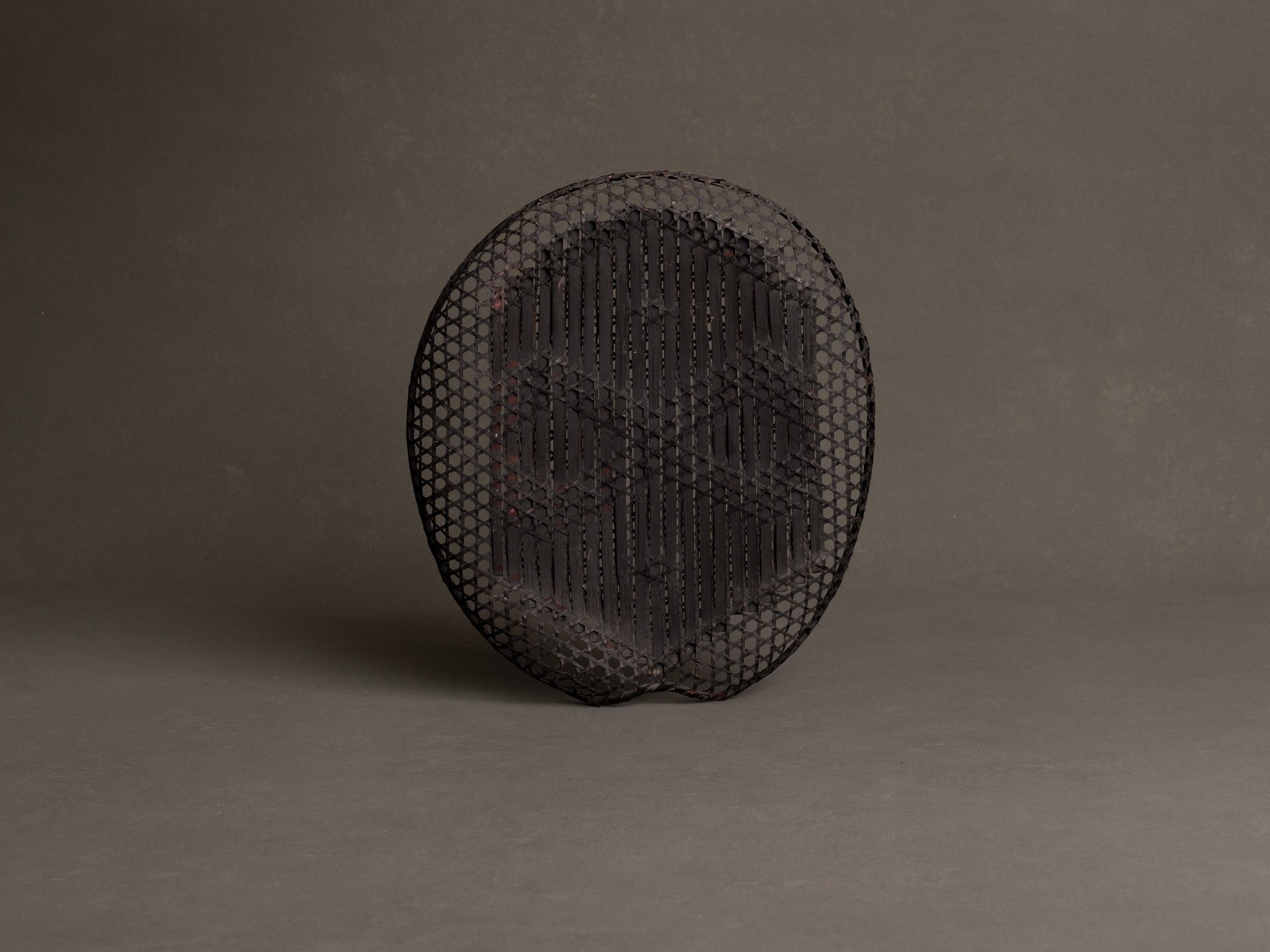 Plateau repose-éventail en vannerie de bambou pour le thé, Japon (Ère Shōwa)..Sencha-bon bamboo fan tray wickerwork, Japan (Shōwa era)
