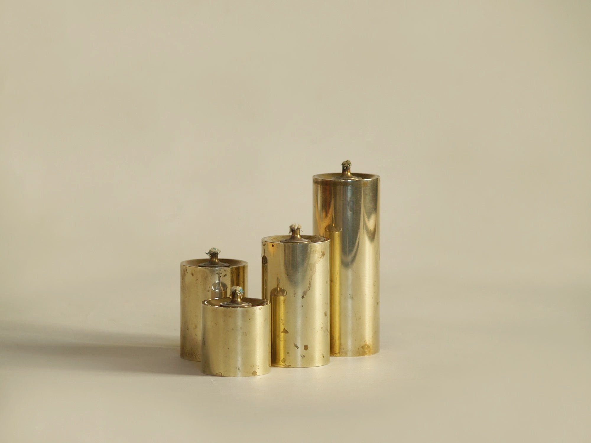 Série de quatre flambeaux modernistes à huile, Danemark (vers 1955)..Set of 4 modernist Candle holders, Denmark (circa 1955)