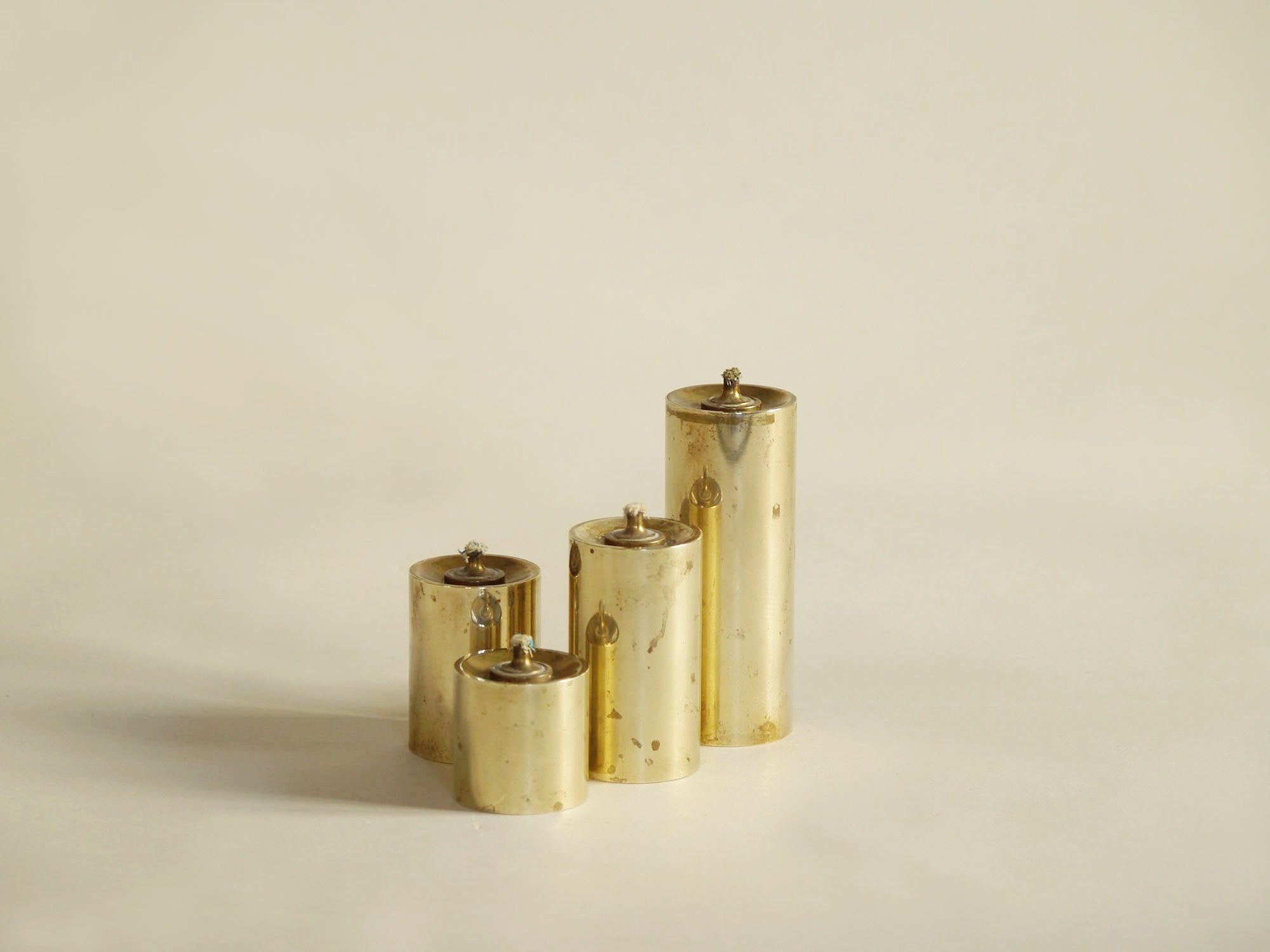 Série de quatre flambeaux modernistes à huile, Danemark (vers 1955)..Set of 4 modernist Candle holders, Denmark (circa 1955)