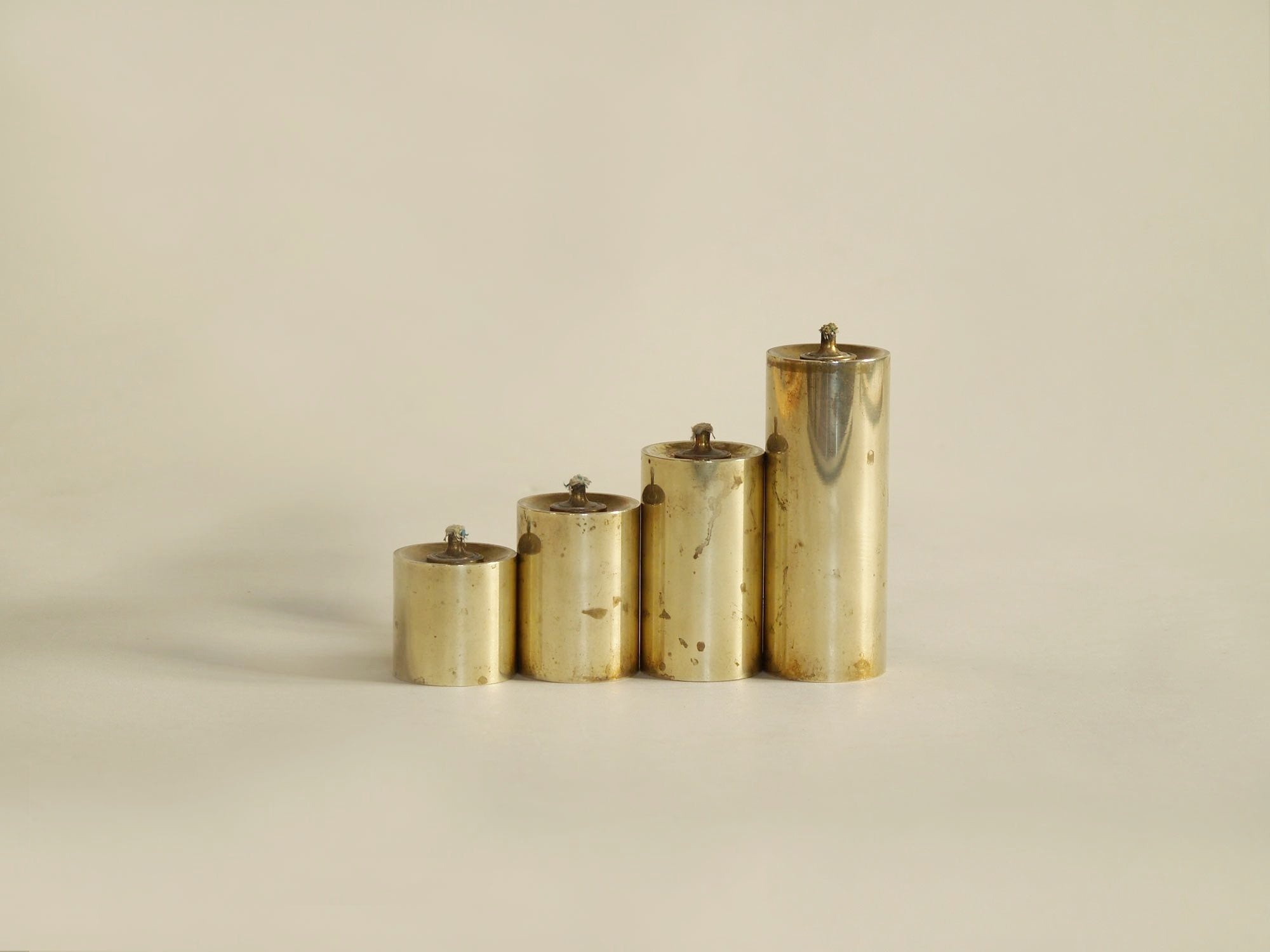 Série de quatre flambeaux modernistes à huile, Danemark (vers 1955)..Set of 4 modernist Candle holders, Denmark (circa 1955)