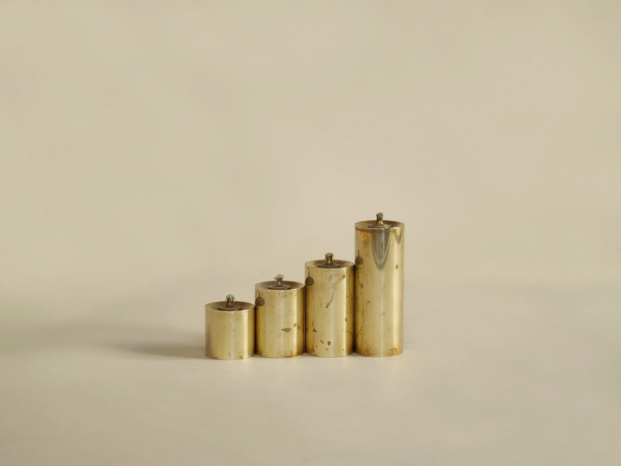 Série de quatre flambeaux modernistes à huile, Danemark (vers 1955)..Set of 4 modernist Candle holders, Denmark (circa 1955)