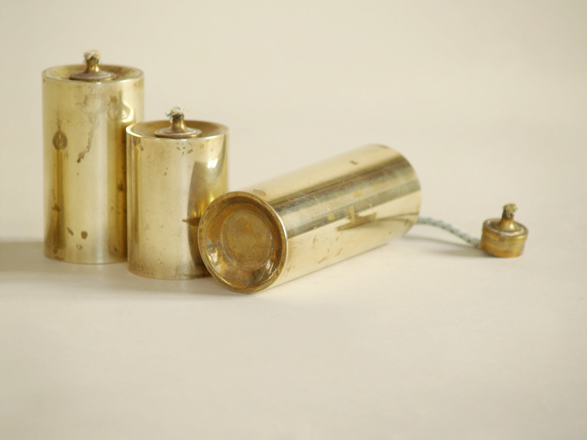 Série de quatre flambeaux modernistes à huile, Danemark (vers 1955)..Set of 4 modernist Candle holders, Denmark (circa 1955)