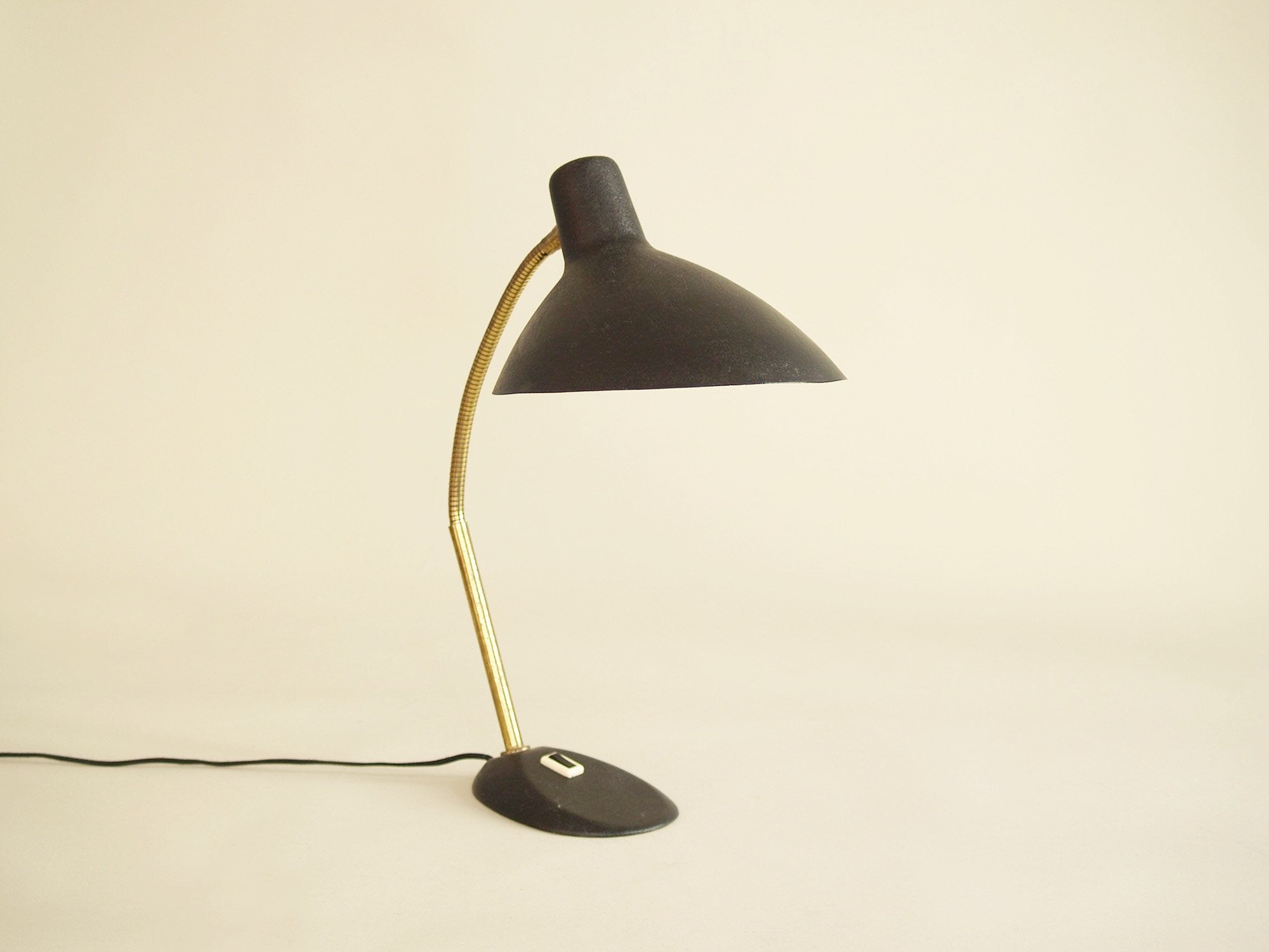 Lampe de table moderniste par Szarvasi, Hongrie (vers 1960)..Modernist Szarvasi Lamp, Hungary (circa 1960)